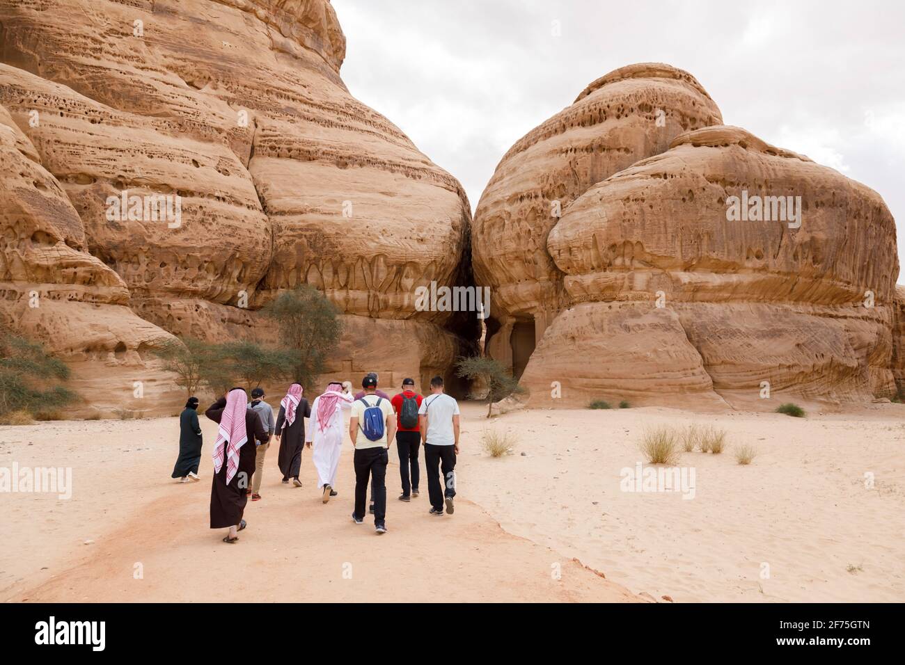 Al Ula, Saudi-Arabien, 19 2020. Februar: Touristen laufen zum Eingang des Siq Jabal Ithlb in Al Ula, KSA Stockfoto