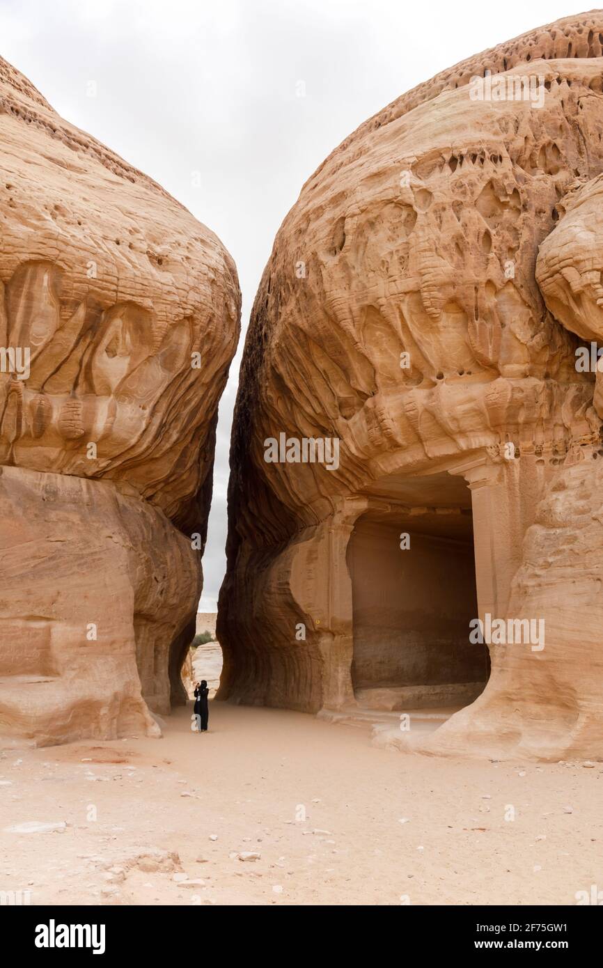 Al Ula, Saudi-Arabien, Februar 19 2020: Tourist im Siq von Jabal Ithlb in Al Ula, KSA Stockfoto