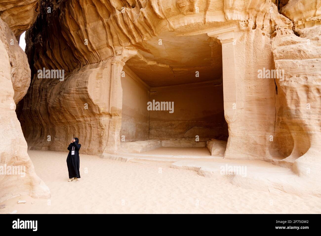 Al Ula, Saudi-Arabien, Februar 19 2020: Tourist im Siq von Jabal Ithlb in Al Ula, KSA Stockfoto