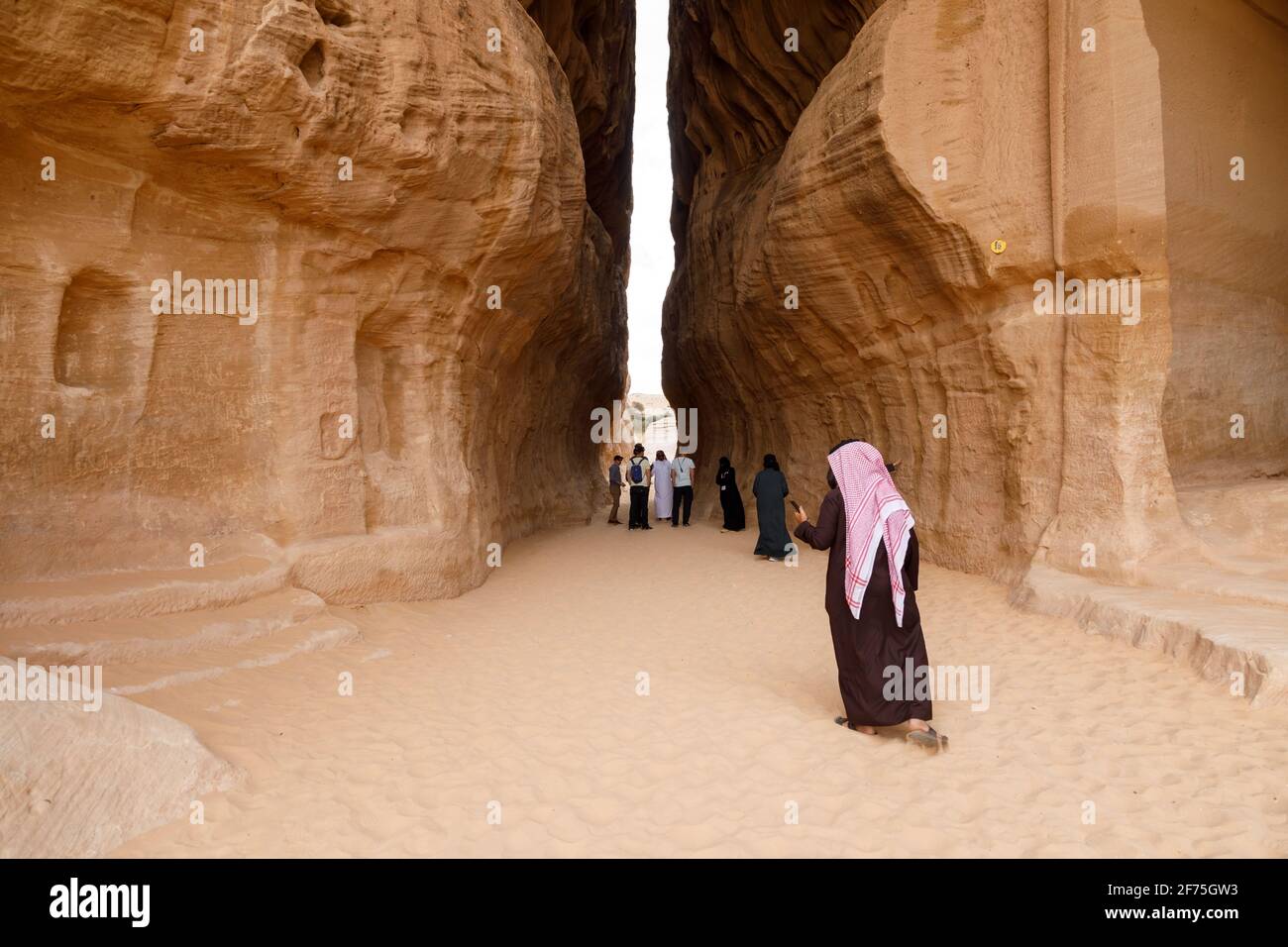 Al Ula, Saudi-Arabien, Februar 19 2020: Touristen im Siq von Jabal Ithlb in Al Ula, KSA Stockfoto