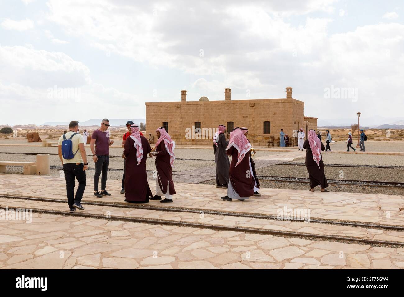 Al Ula, Saudi-Arabien, 19. Februar 2020: Am Bahnhof Hejaz in Al Ula werden Touristen mit saudischer Gastfreundschaft vor dem Fremdenführer begrüßt Stockfoto
