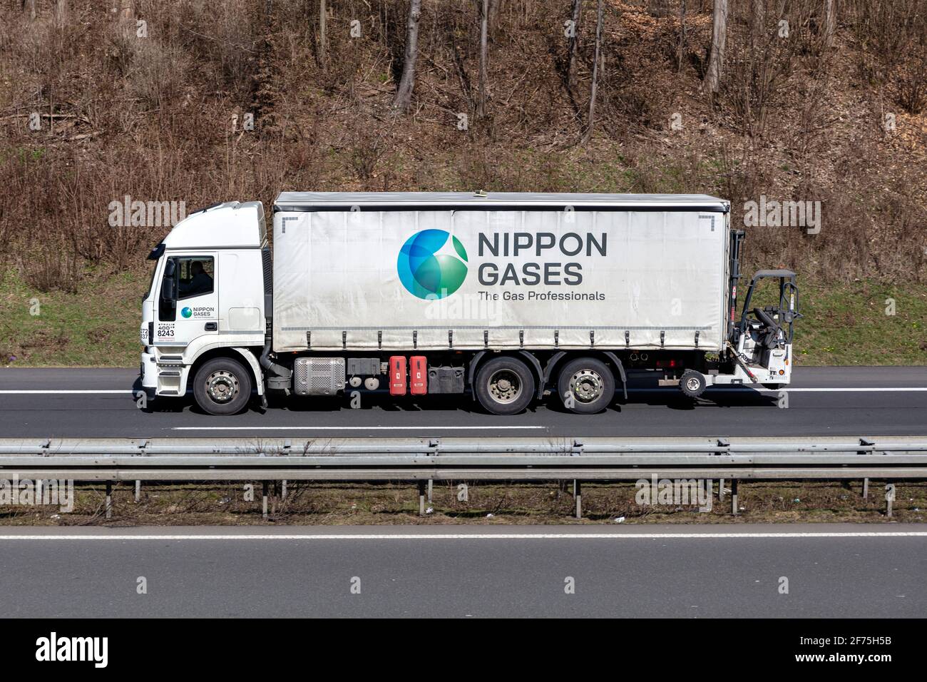 Nippon Gases Iveco Stralis Kombiwagen auf der Autobahn. Stockfoto