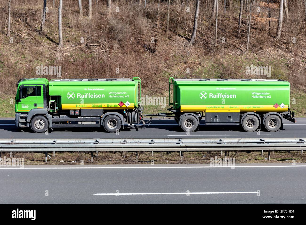 RAIFFEISEN MAN TGS Tankwagen auf der Autobahn. Stockfoto