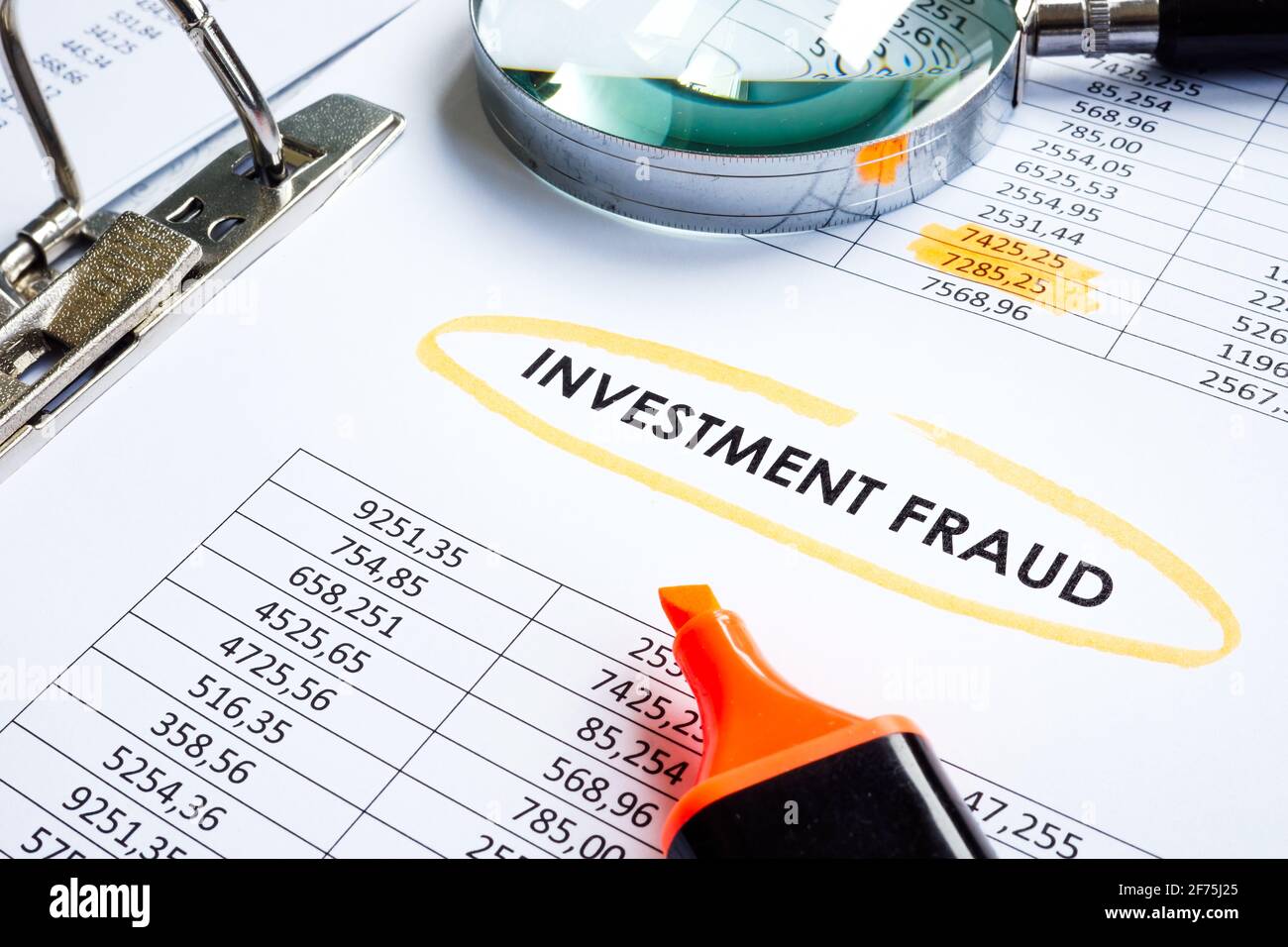 Investitionsbetrug Ergebnis der Prüfung von Finanzdokumenten. Stockfoto