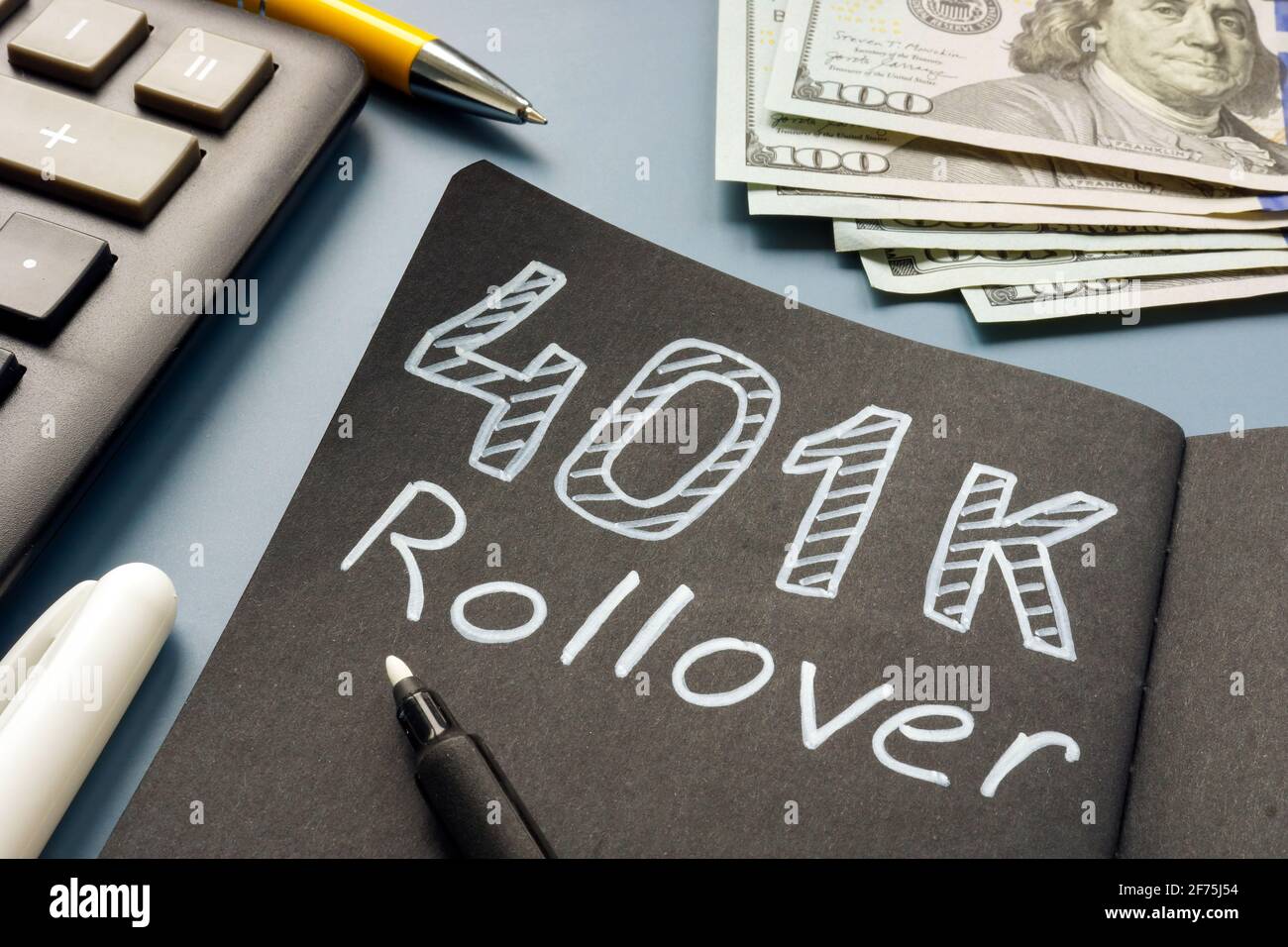 401k Rollover Memo auf dem Notizblock und Bargeld. Stockfoto 401k Rollover Memo auf dem Notizblock und Bargeld. Stockfoto