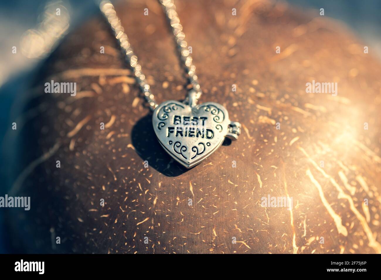 Best Friend Necklace Stockfotos Und Bilder Kaufen Alamy