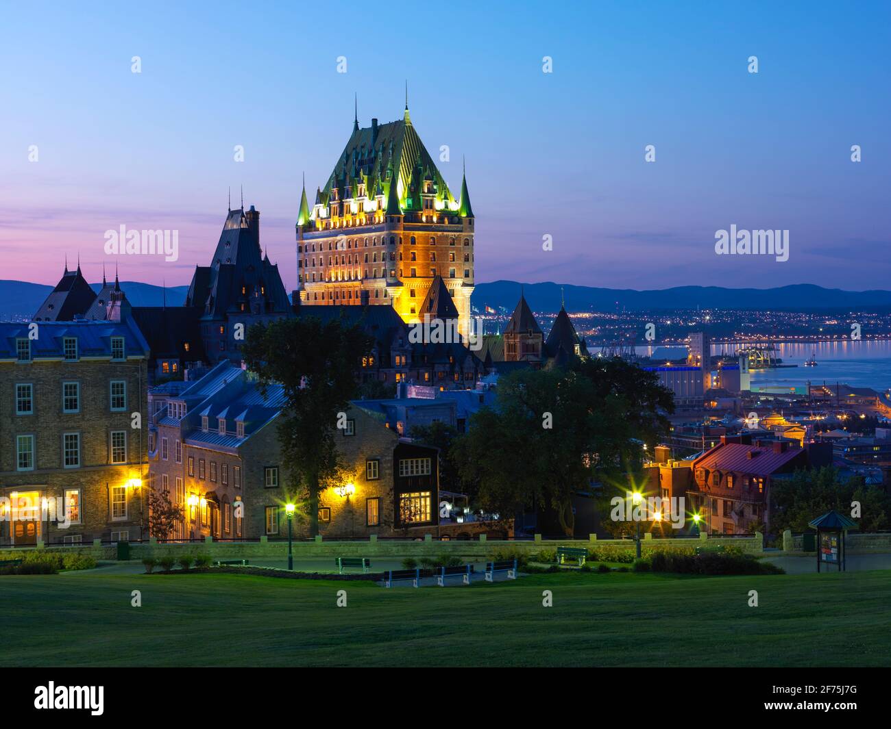 Kanada, Quebec, Quebec City, Panoramablick auf die Skyline von Quebec City in der Abenddämmerung Stockfoto