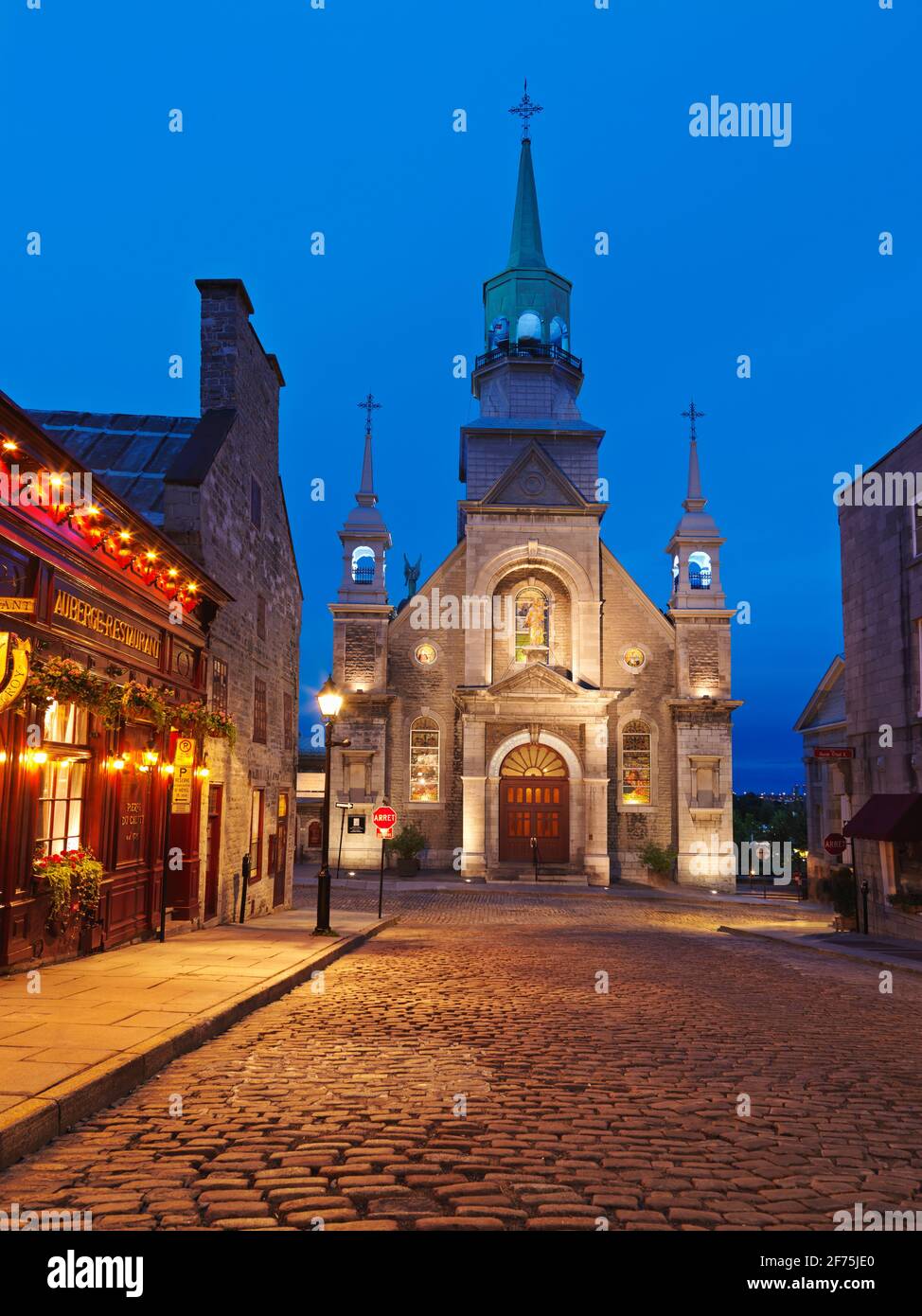 Canada, Quebec, Montreal, Notre-Dame-de-Bon-Secours Chapel im Viertel Old Montreal, erbaut 1771. Zeigt kopfsteingepflasterte Straße und beleuchtet Stockfoto