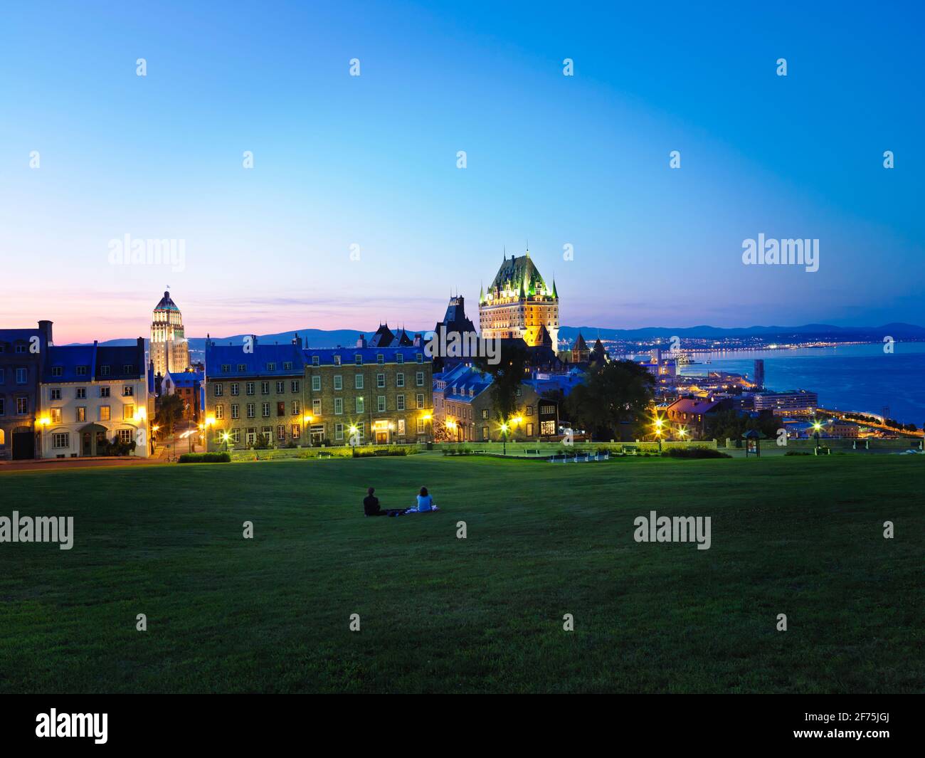 Kanada, Quebec, Quebec City, Panoramablick auf die Skyline von Quebec City in der Abenddämmerung Stockfoto