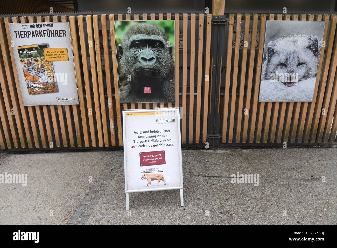 München, Deutschland. April 2021. Ein Schild mit der Aufschrift „aufgrund offizieller Anordnung ist der Hellabrunn Zoo bis auf weiteres geschlossen“ ist am Eingangstor des Hellabrunn Zoos angebracht. Aufgrund der Corona-Vorschriften ist der beliebte Ausflugsort nicht für Besucher geöffnet. Quelle: Felix Hörhager/dpa/Alamy Live News Stockfoto
