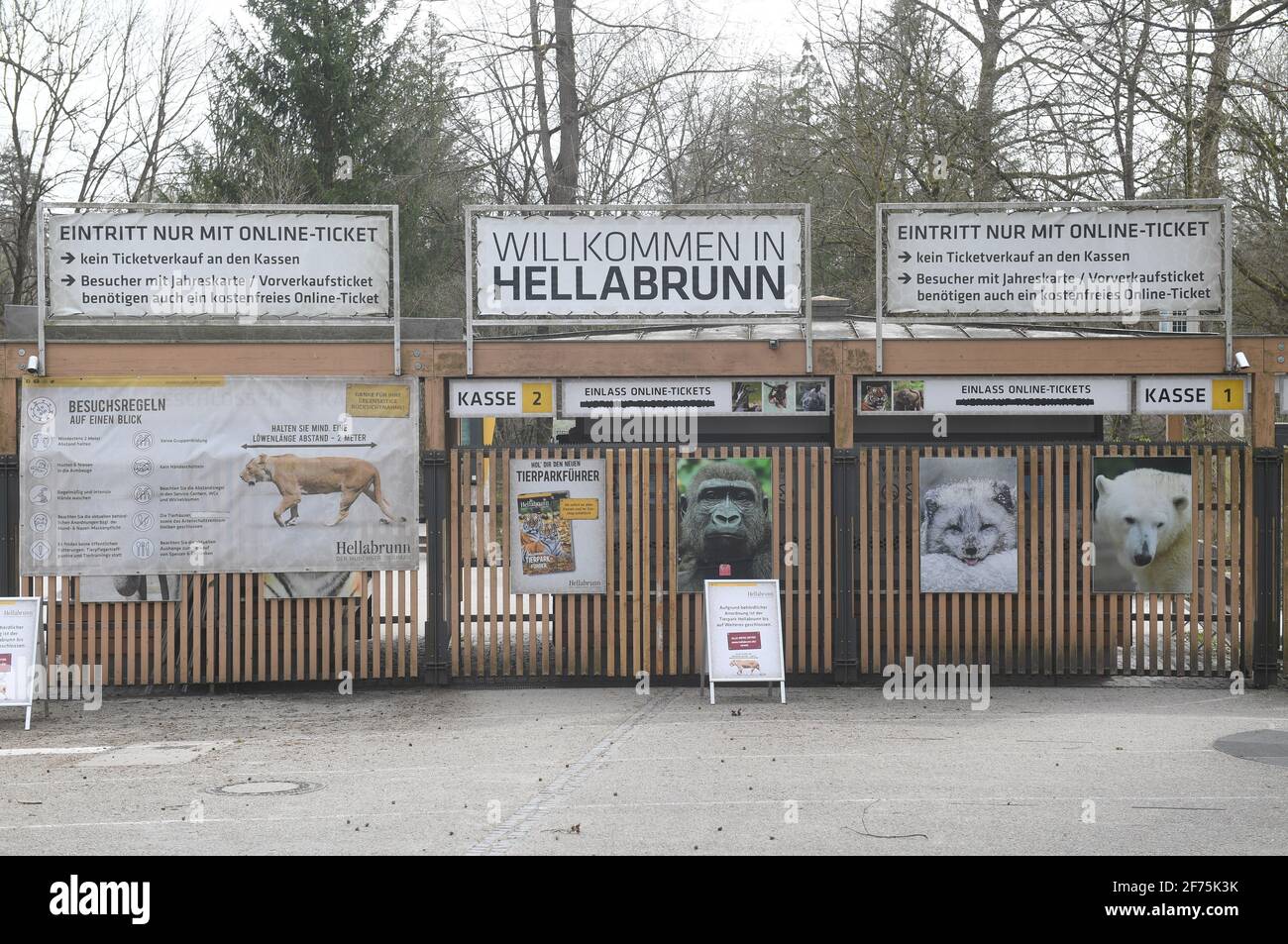 München, Deutschland. April 2021. Das Eingangstor zum Hellabrunn Zoo ist am Ostermontag geschlossen. Aufgrund der Vorschriften von Corona ist der beliebte Ausflugsort nicht für Besucher geöffnet. Quelle: Felix Hörhager/dpa/Alamy Live News Stockfoto