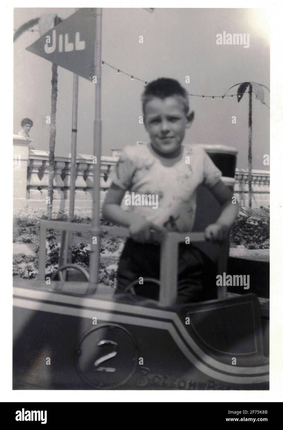 Smiling Young Caucasian Boy im Alter von 8 Jahren bei den Amusements in Southend on Sea Essex in den 1960er Jahren für seinen britischen Sommerurlaub in England Stockfoto