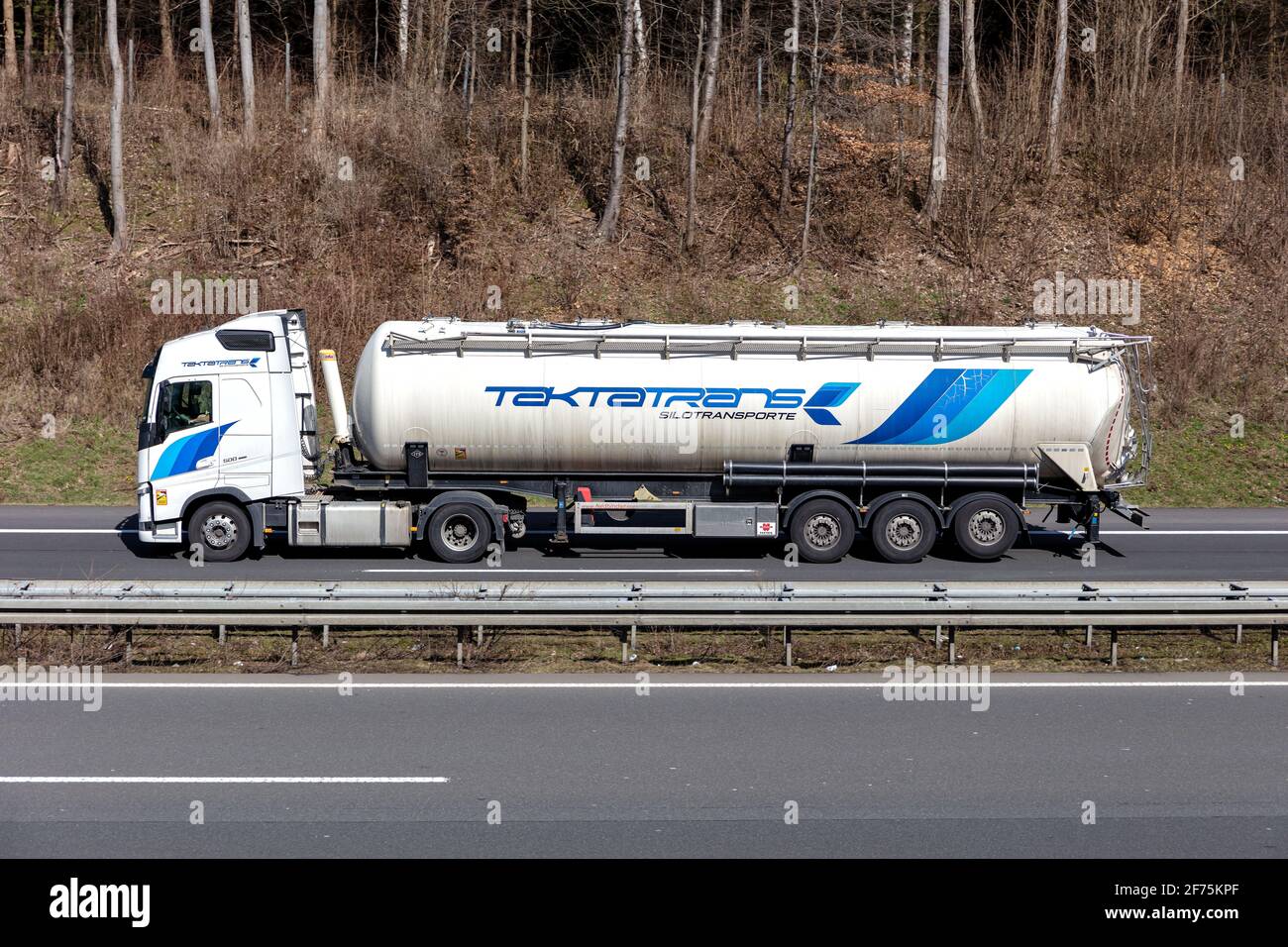 Taktatrans Volvo FH LKW mit Siloanhänger auf der Autobahn. Stockfoto