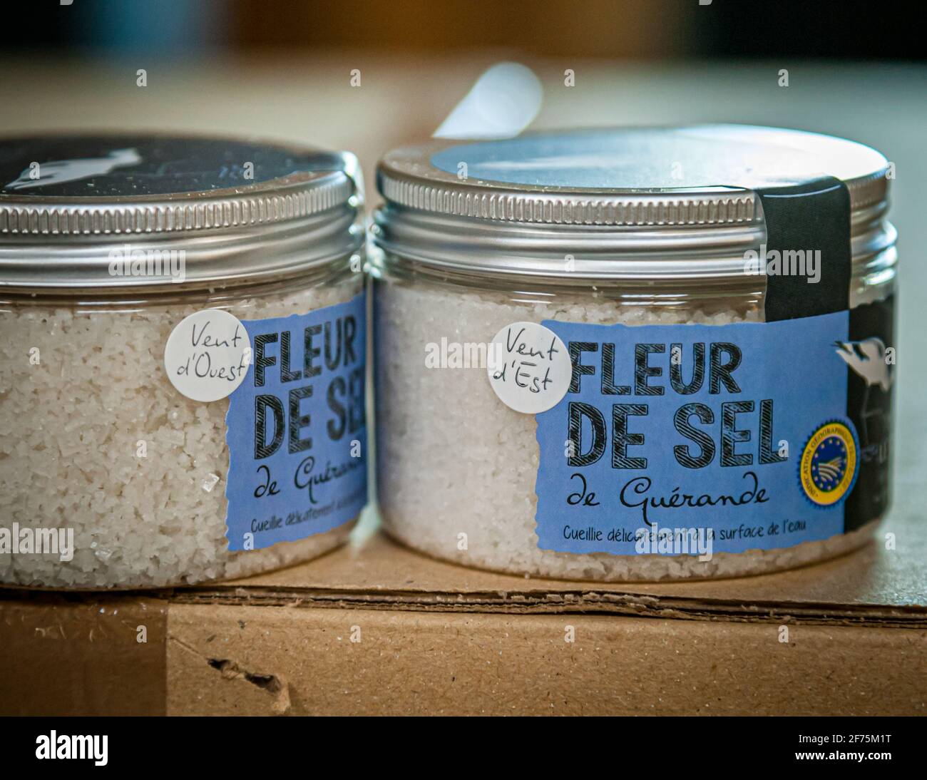 Der kleine weiße Aufkleber zeigt den Unterschied an. Links der Fleur de Sel vom Westwind, rechts der vom Ostwind Stockfoto