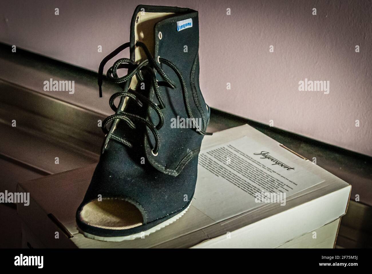 Objekt der weiblichen Begierde: Der Borsanschuh von Boroso (Jugo-Export). Ein Schuh, dessen Preis auf dem persönlichen Einkommen basiert Stockfoto