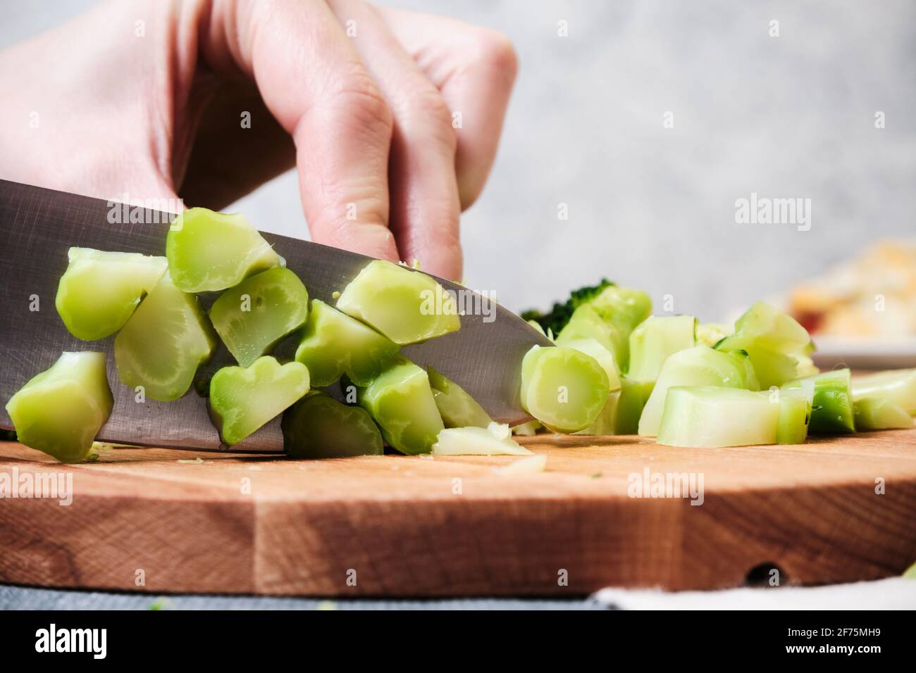 Frische Zutaten für Gemüsesalat auf dem Tisch Stockfoto