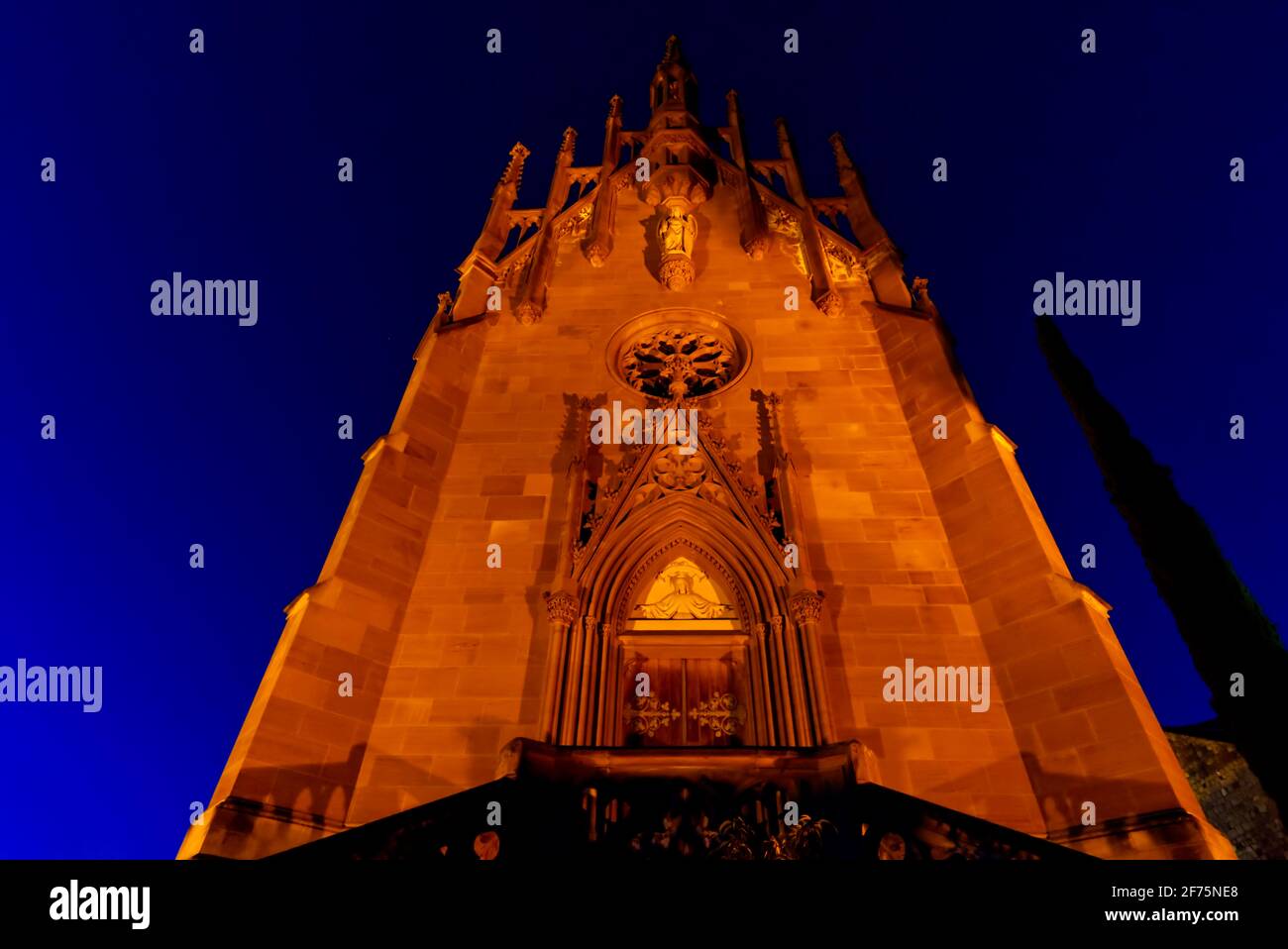 Ein schönes dramatisches Bild einer katholischen Kirche in der Nacht. Selektive Fokusmethode. Stockfoto