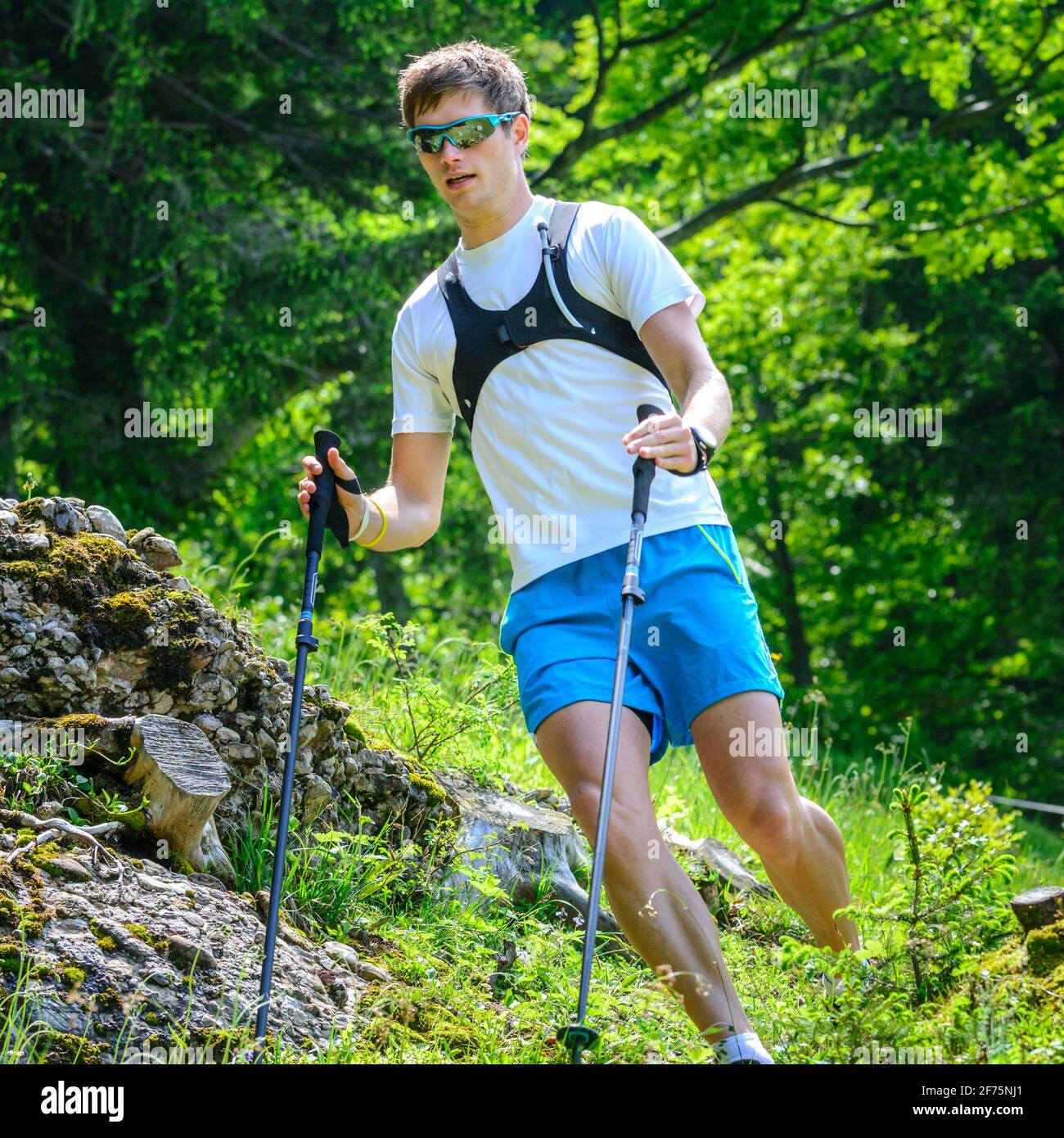 Beschwerlichen Trail Running Übung in der Alpenregion Stockfoto
