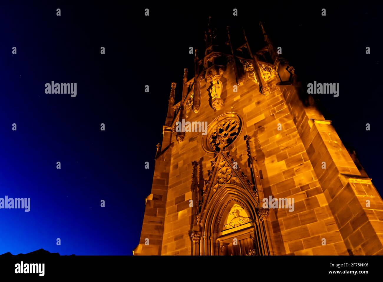 Ein schönes dramatisches Bild einer katholischen Kirche in der Nacht. Selektive Fokusmethode. Stockfoto