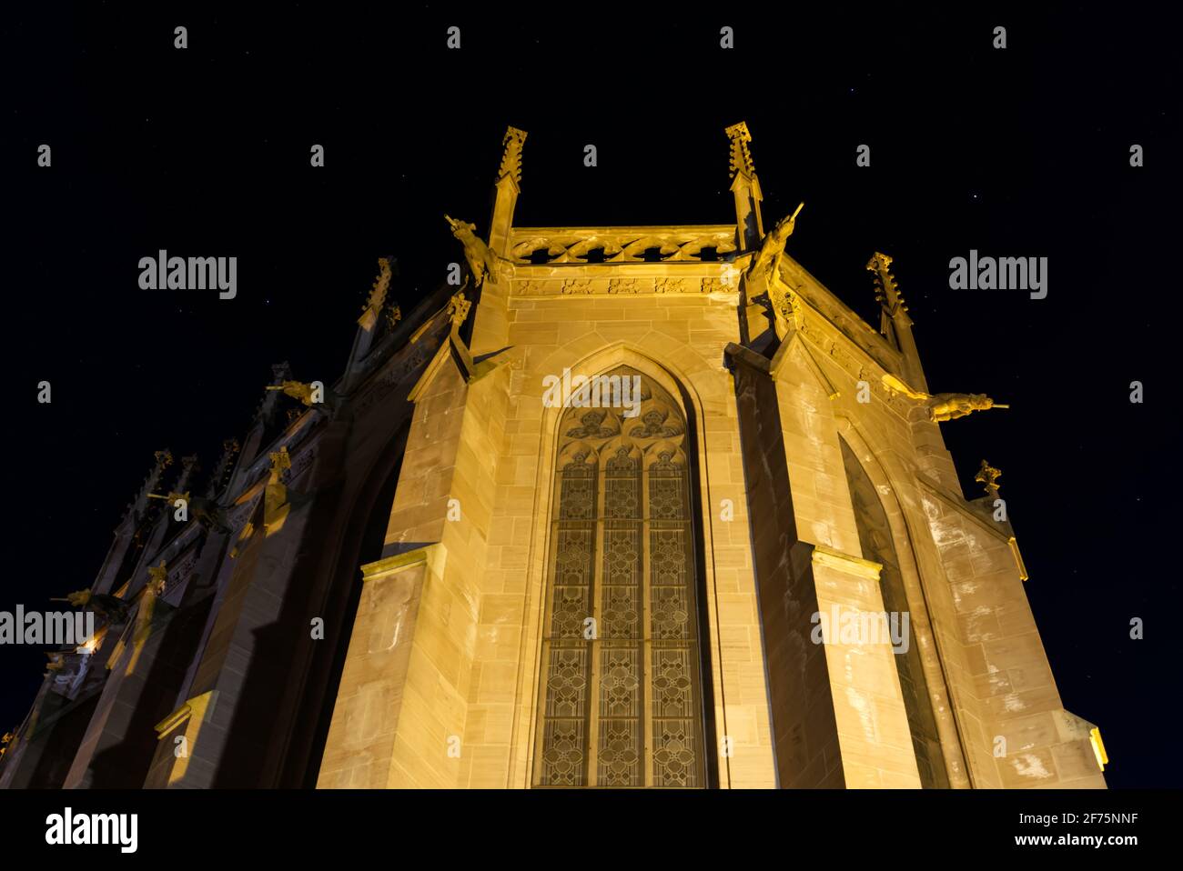 Ein schönes dramatisches Bild einer katholischen Kirche in der Nacht. Selektive Fokusmethode. Stockfoto