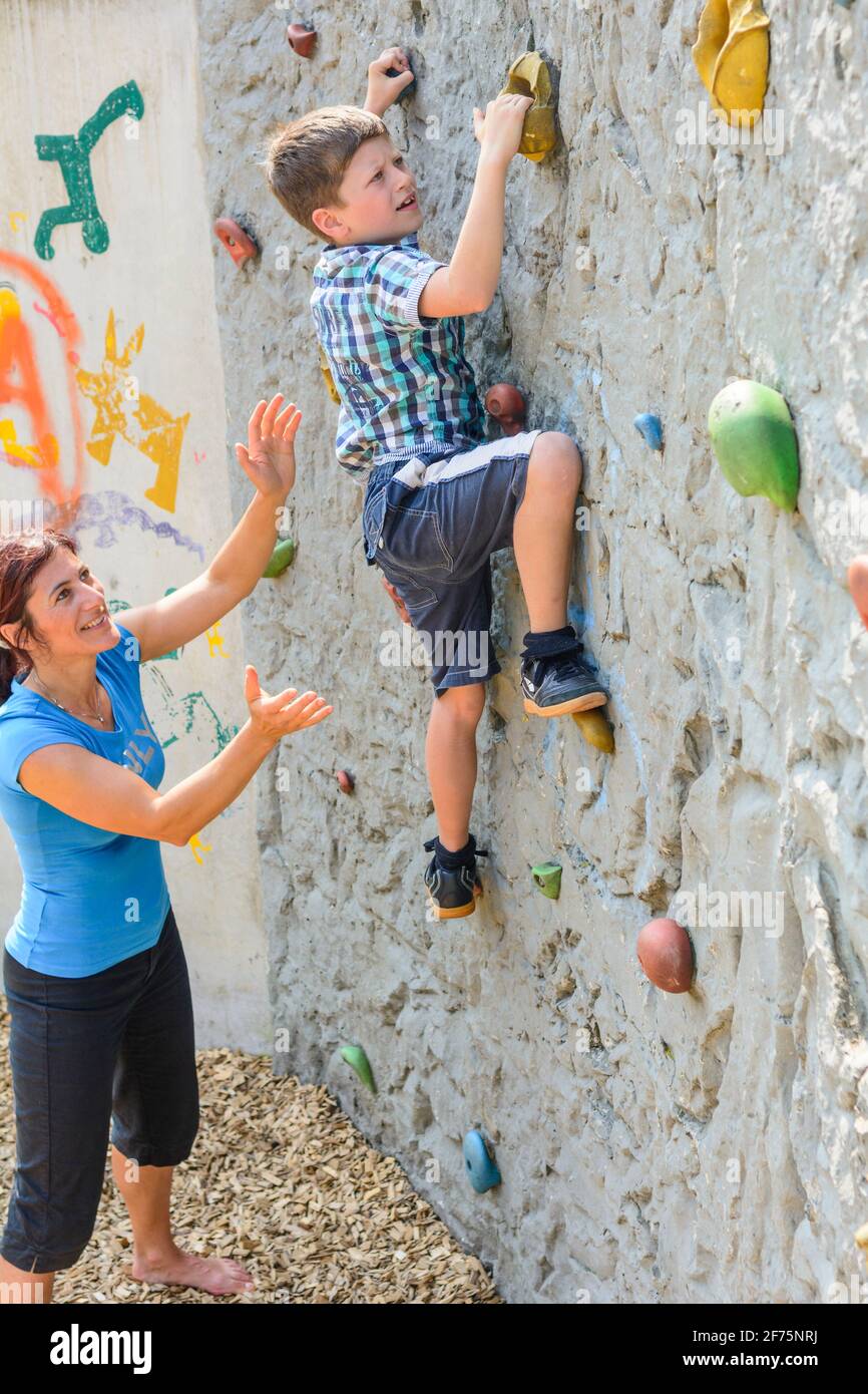 Mutter und Sohn an der Boulderwand Stockfoto