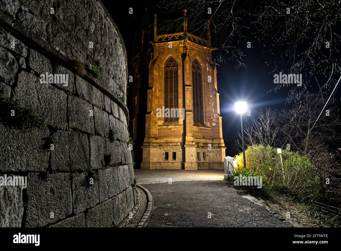 Ein schönes dramatisches Bild einer katholischen Kirche in der Nacht. Selektive Fokusmethode. Stockfoto