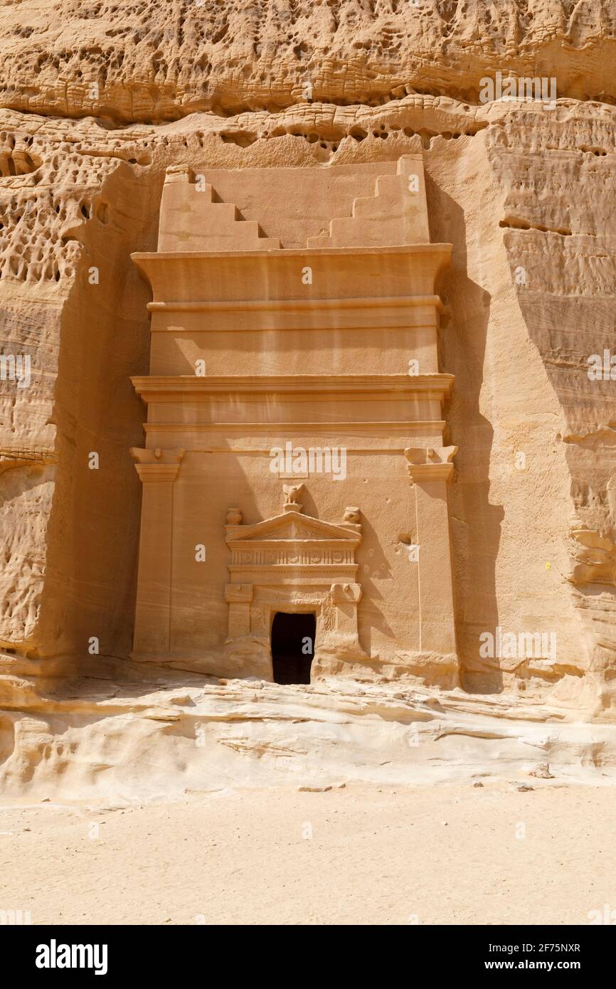 Jabal Al Banat, eine der größten Gräberhaufen in Hegra mit 29 Gräbern, die kunstvoll Fassaden auf allen Seiten des Sandsteinfelsen, Al, geschnitzt haben Stockfoto