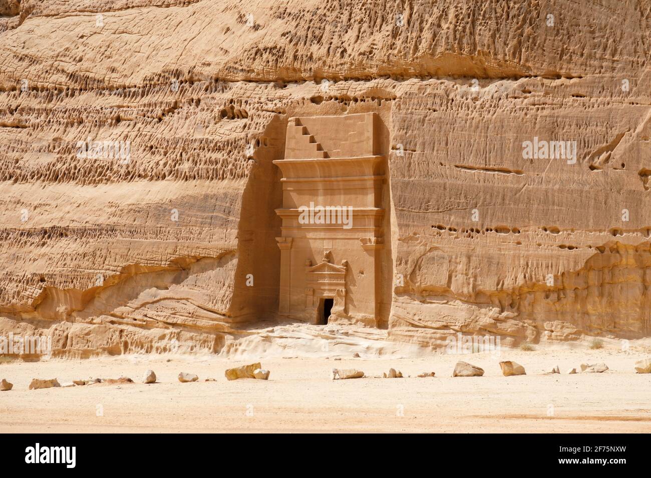 Jabal Al Banat, eine der größten Gräberhaufen in Hegra mit 29 Gräbern, die kunstvoll Fassaden auf allen Seiten des Sandsteinfelsen, Al, geschnitzt haben Stockfoto