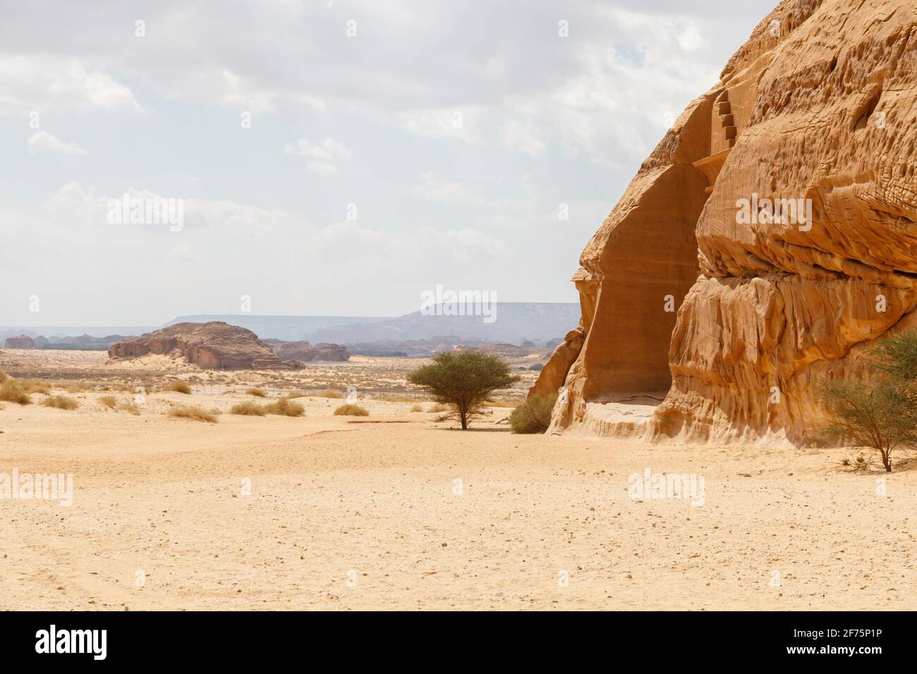 Jabal Al Banat, eine der größten Gräberhaufen in Hegra mit 29 Gräbern, die kunstvoll Fassaden auf allen Seiten des Sandsteinfelsen, Al, geschnitzt haben Stockfoto