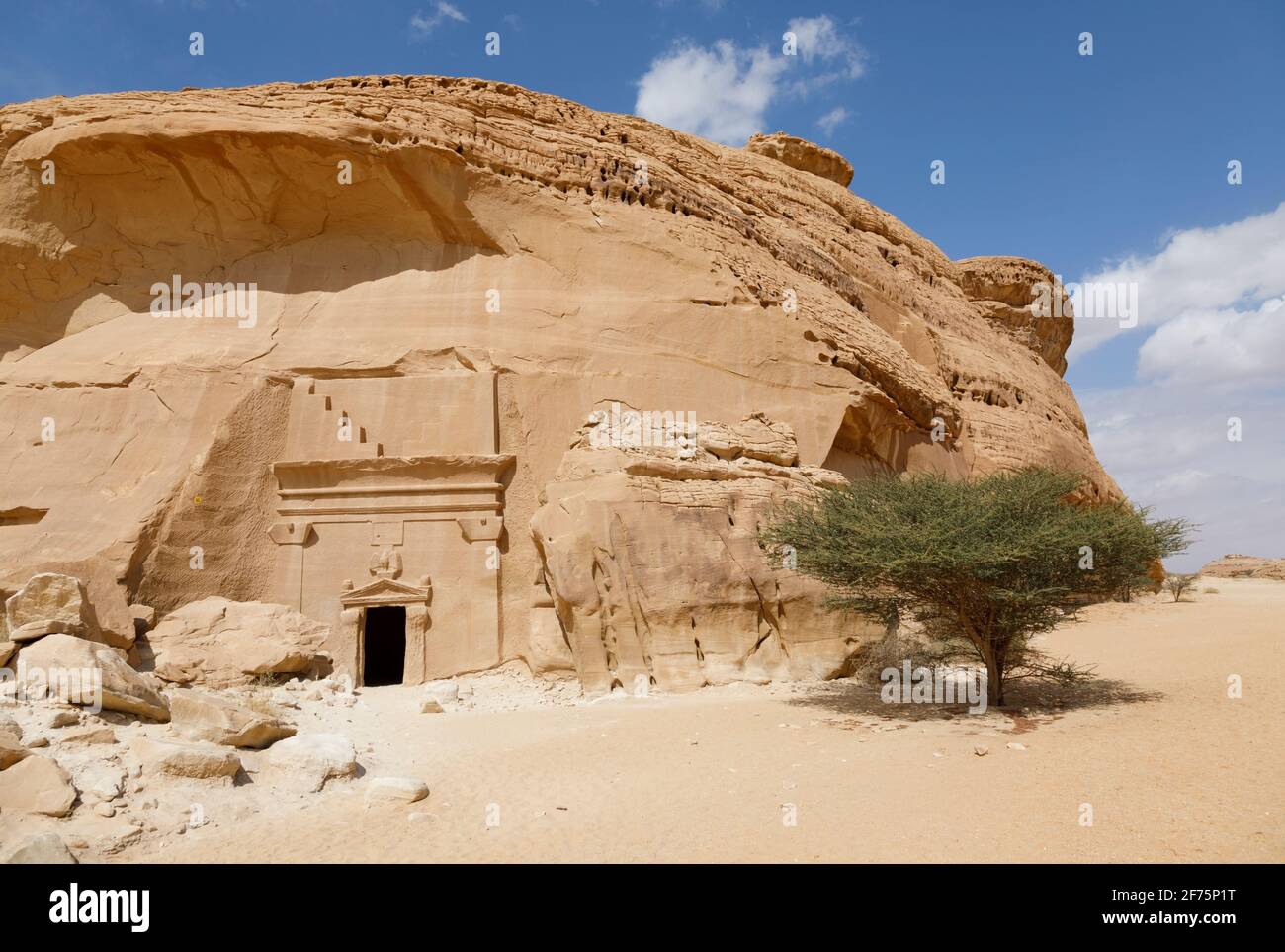 Jabal Al Banat, eine der größten Gräberhaufen in Hegra mit 29 Gräbern, die kunstvoll Fassaden auf allen Seiten des Sandsteinfelsen, Al, geschnitzt haben Stockfoto