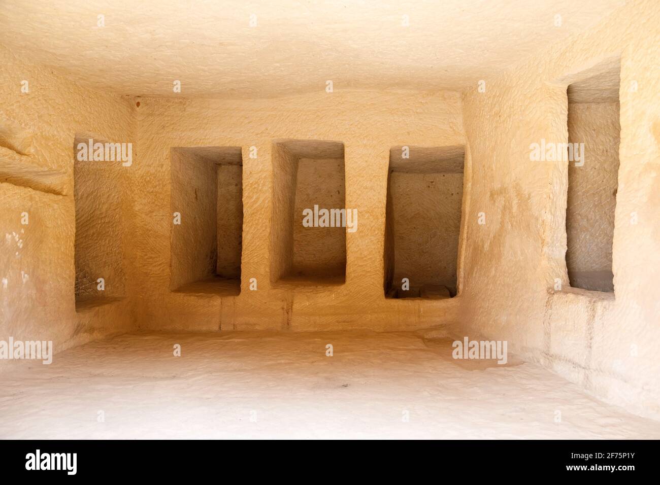 Al Ula, Saudi-Arabien, Februar 19 2020: In Stein gemeißelte Grabkammer in den Gräbern von Jabal Al Banat Stockfoto