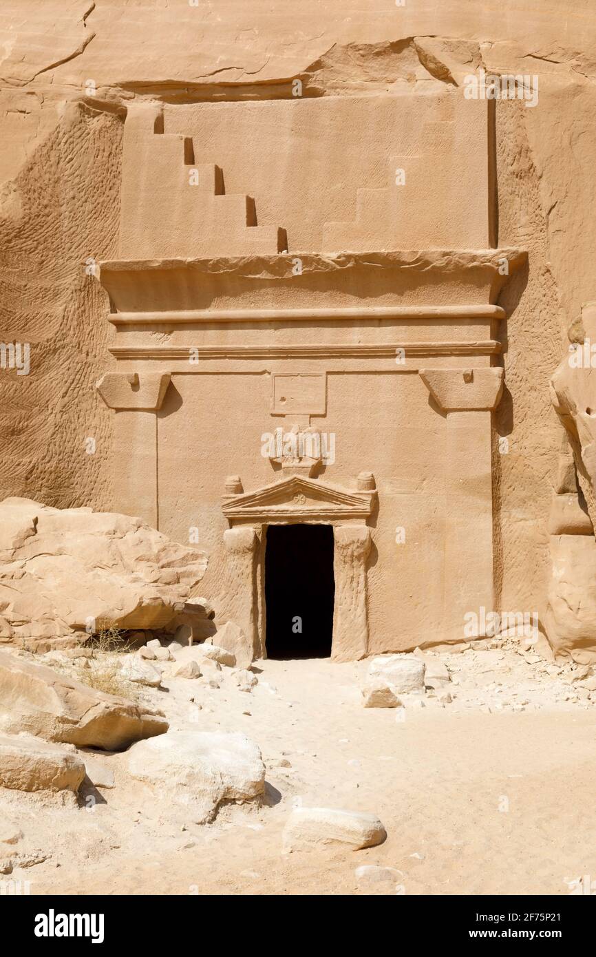 Jabal Al Banat, eine der größten Gräberhaufen in Hegra mit 29 Gräbern, die kunstvoll Fassaden auf allen Seiten des Sandsteinfelsen, Al, geschnitzt haben Stockfoto