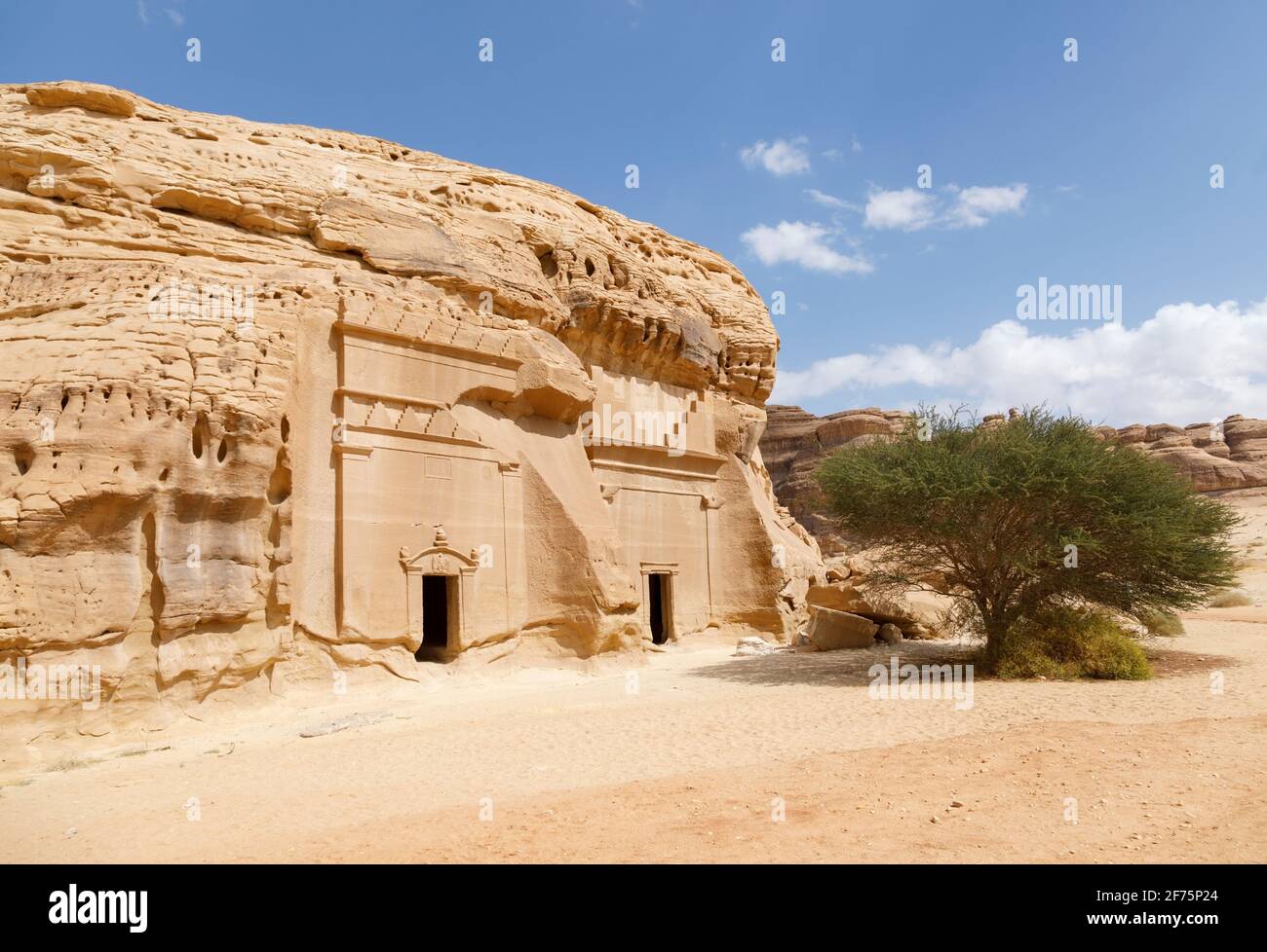 Jabal Al Banat, eine der größten Gräberhaufen in Hegra mit 29 Gräbern, die kunstvoll Fassaden auf allen Seiten des Sandsteinfelsen, Al, geschnitzt haben Stockfoto