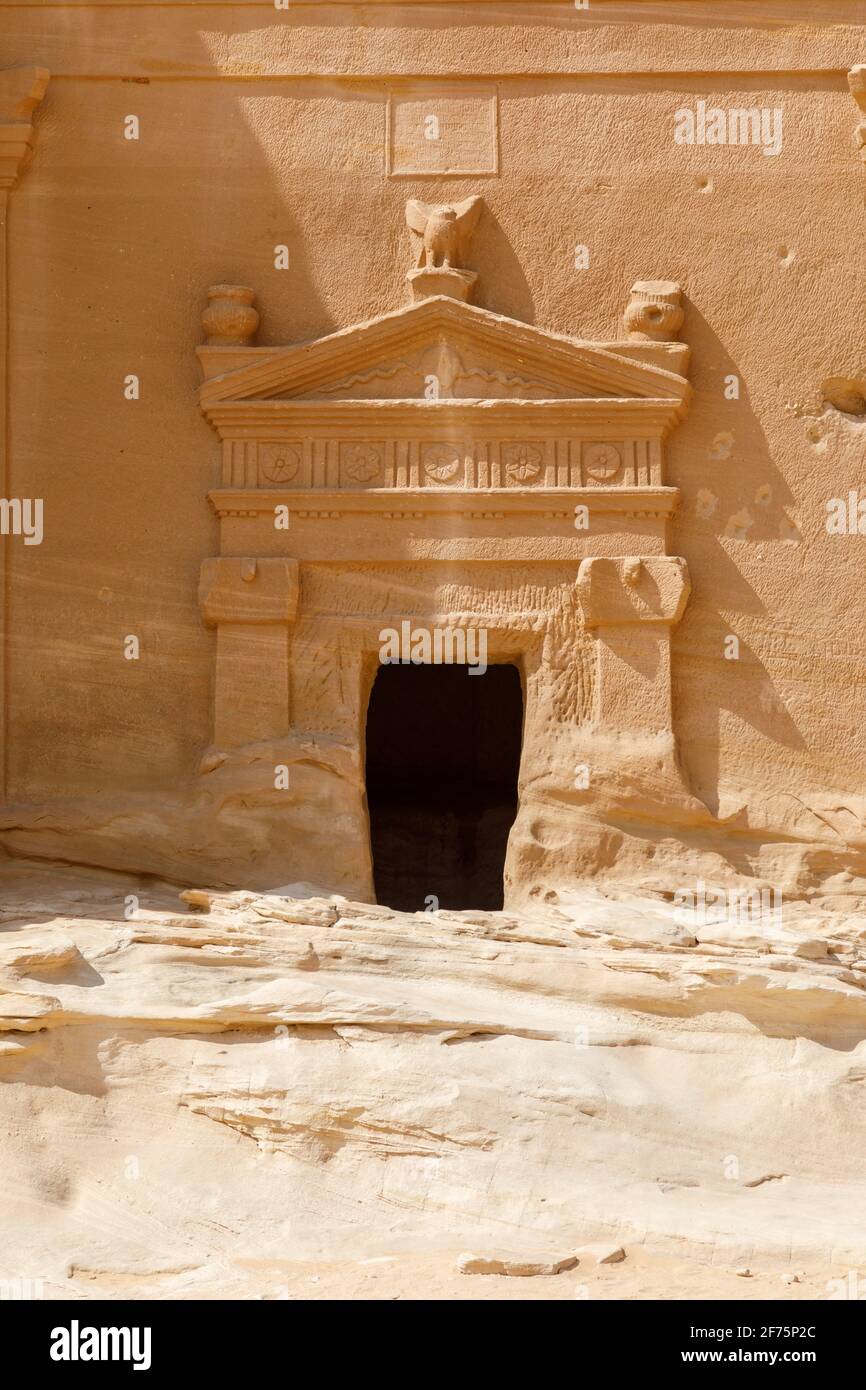 Jabal Al Banat, eine der größten Gräberhaufen in Hegra mit 29 Gräbern, die kunstvoll Fassaden auf allen Seiten des Sandsteinfelsen, Al, geschnitzt haben Stockfoto