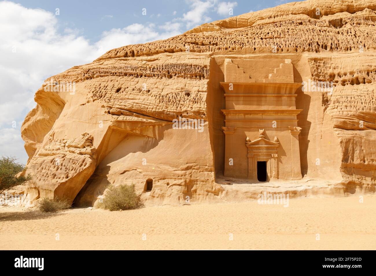 Jabal Al Banat, eine der größten Gräberhaufen in Hegra mit 29 Gräbern, die kunstvoll Fassaden auf allen Seiten des Sandsteinfelsen, Al, geschnitzt haben Stockfoto