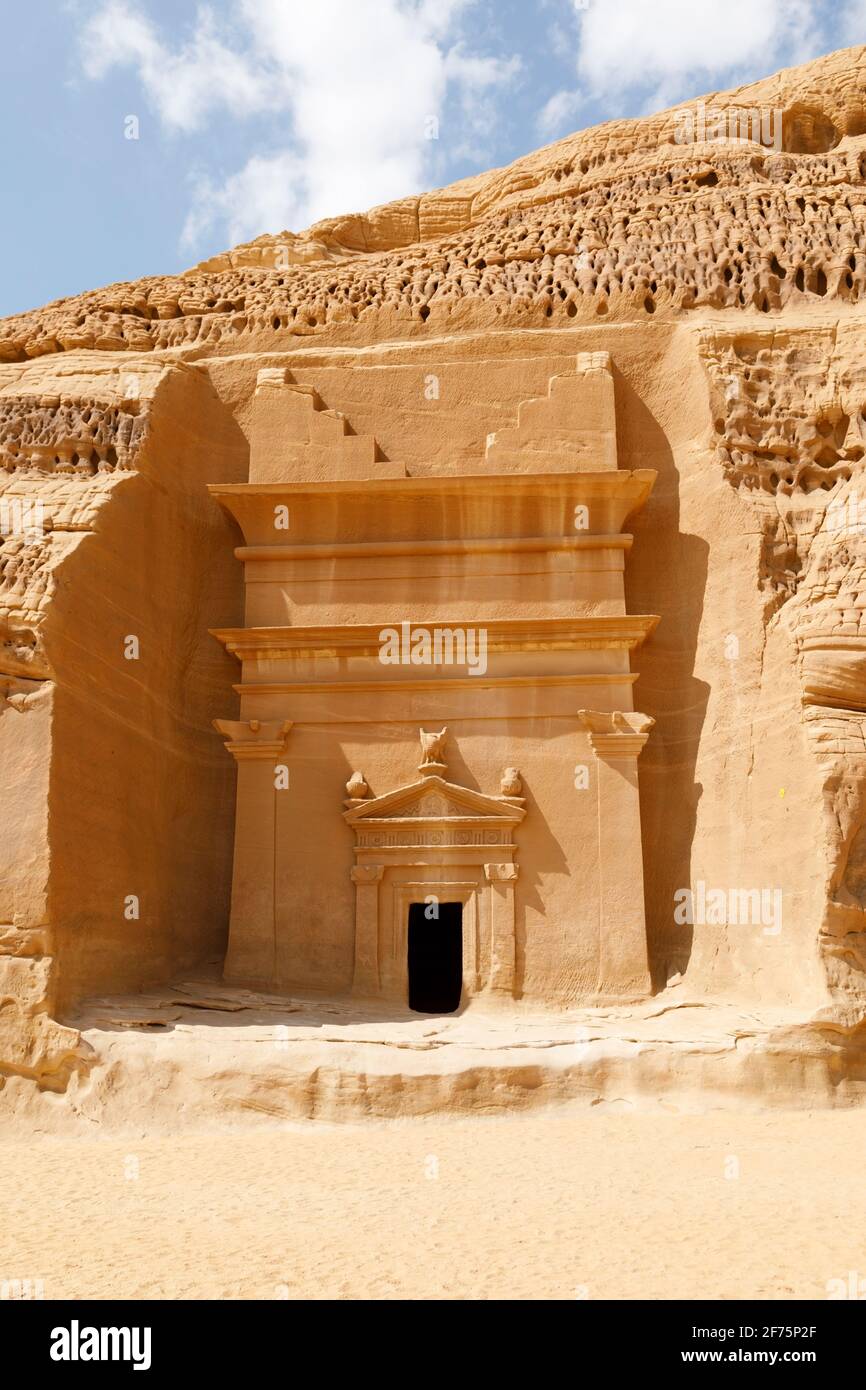 Jabal Al Banat, eine der größten Gräberhaufen in Hegra mit 29 Gräbern, die kunstvoll Fassaden auf allen Seiten des Sandsteinfelsen, Al, geschnitzt haben Stockfoto