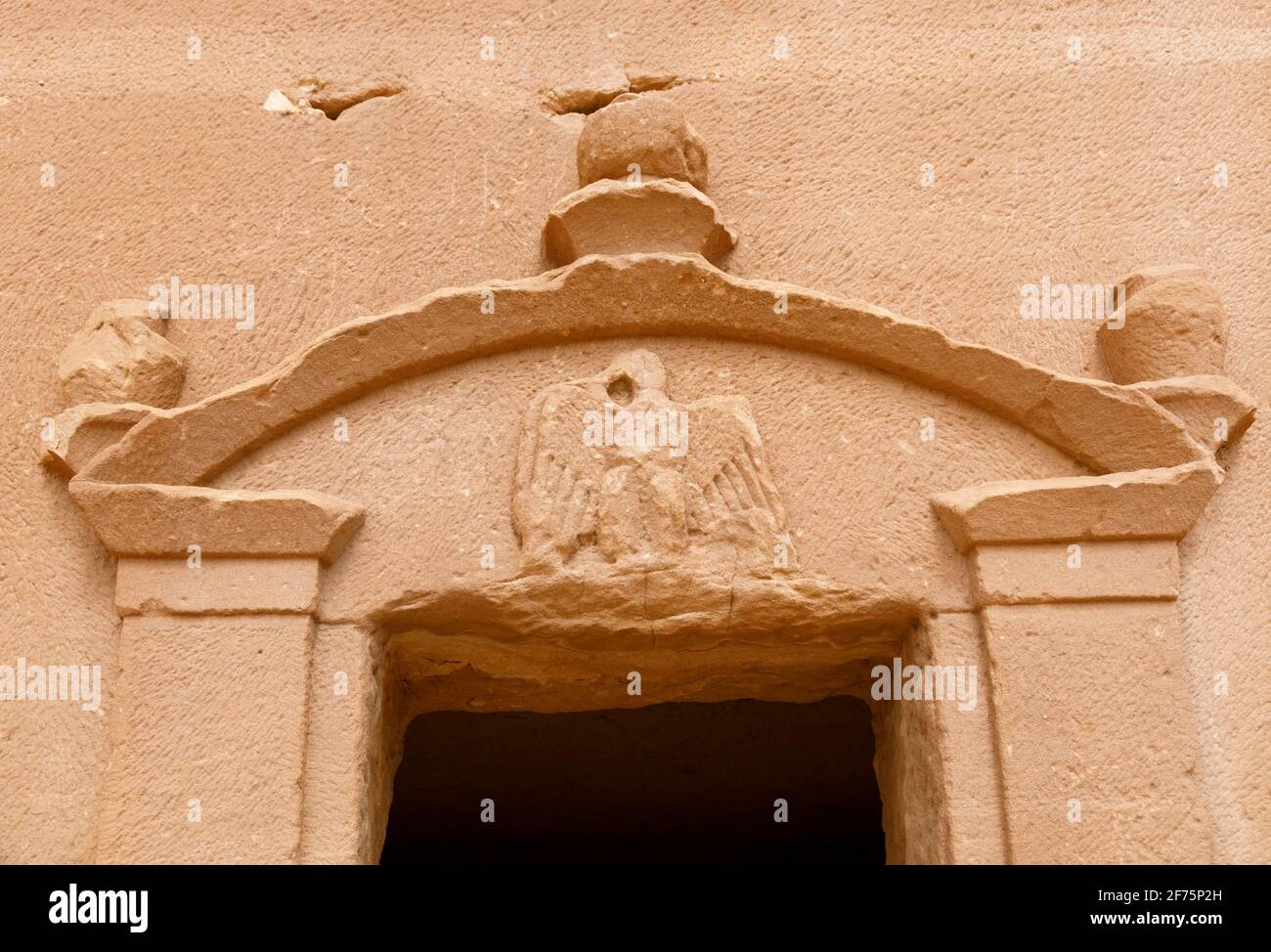 Jabal Al Banat, eine der größten Gräberhaufen in Hegra mit 29 Gräbern, die kunstvoll Fassaden auf allen Seiten des Sandsteinfelsen, Al, geschnitzt haben Stockfoto