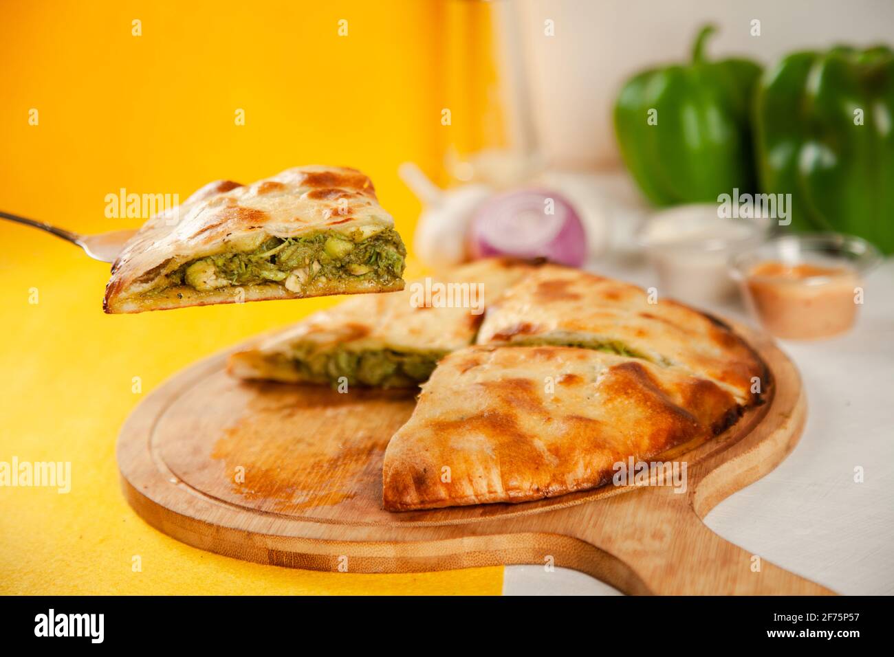 Grünes Huhn Tikka gefüllt Naan in einem Holzofen gekocht, Food Fusion. Stockfoto