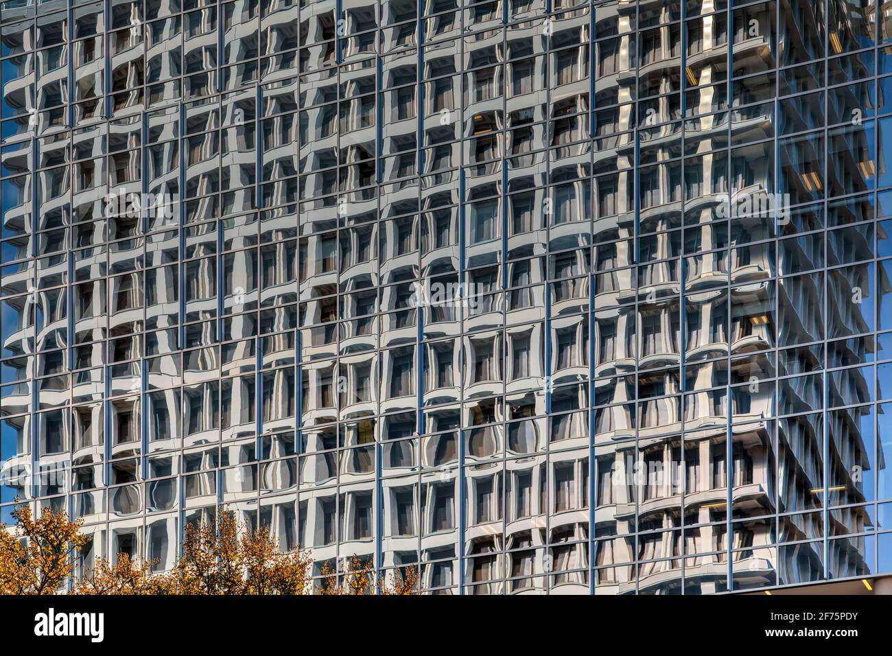 Die Richmond City Hall spiegelt sich in der Glasfassade des Children's Hospital of Richmond an der VCU in der East Broad Street im Capitol District wider. Stockfoto