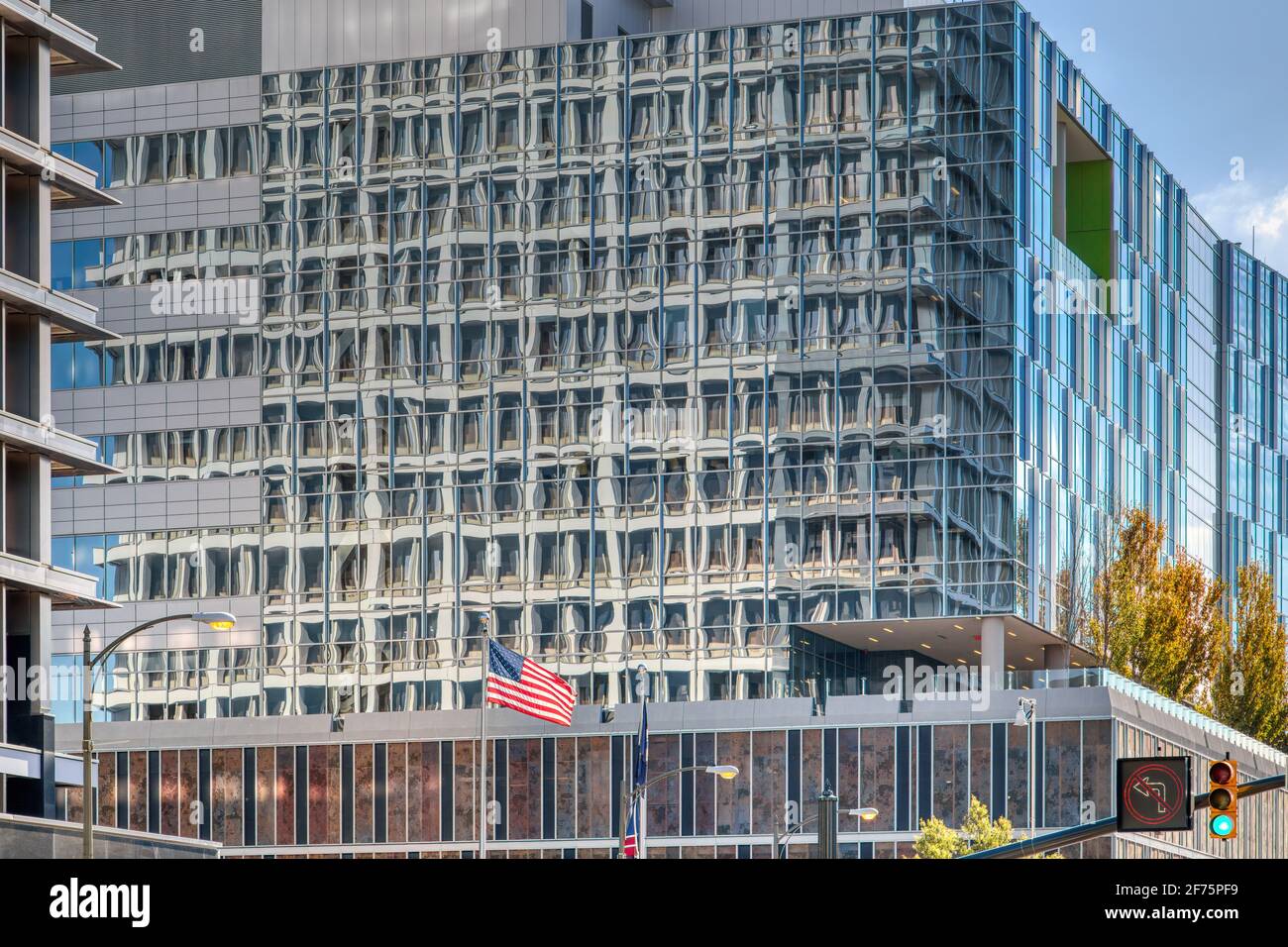 Die Richmond City Hall spiegelt sich in der Glasfassade des Children's Hospital of Richmond an der VCU in der East Broad Street im Capitol District wider. Stockfoto