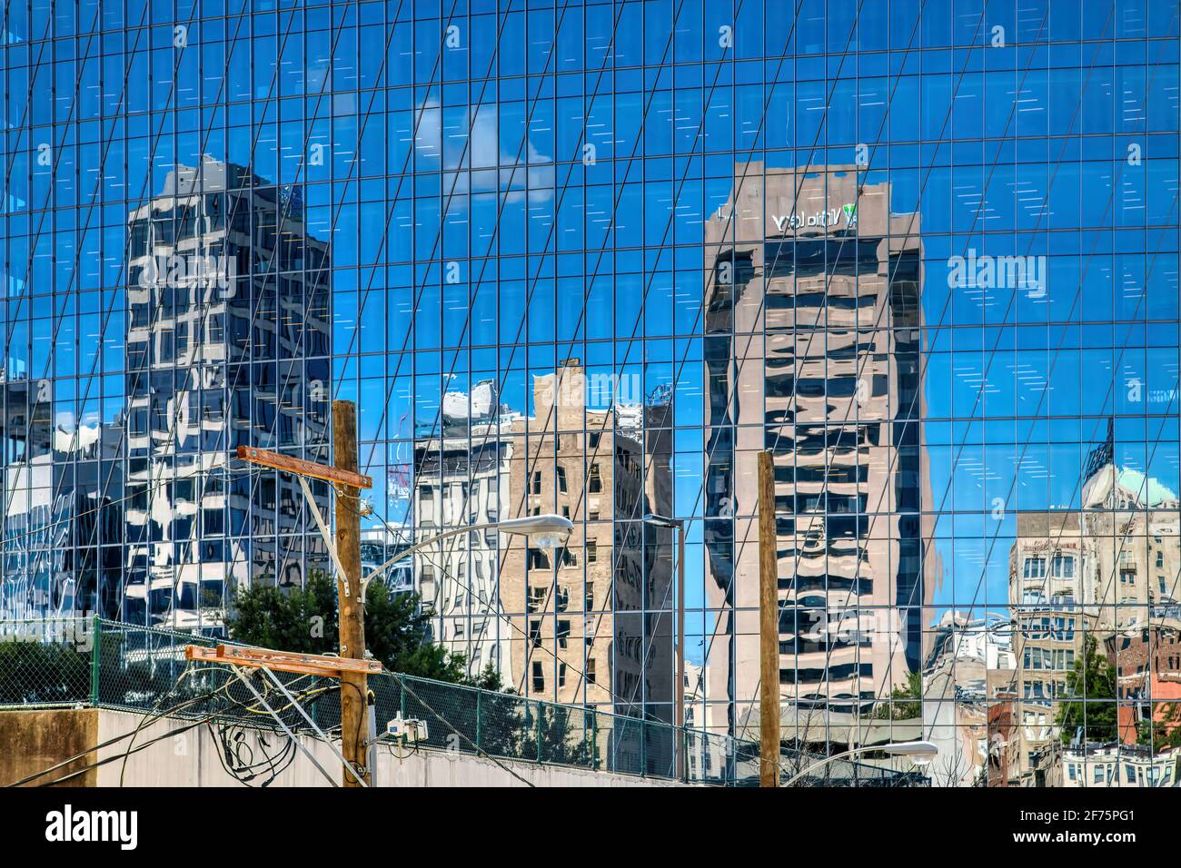 600 die Spiegelglasfassade des Canal Place spiegelt sich rundum wider. Stockfoto