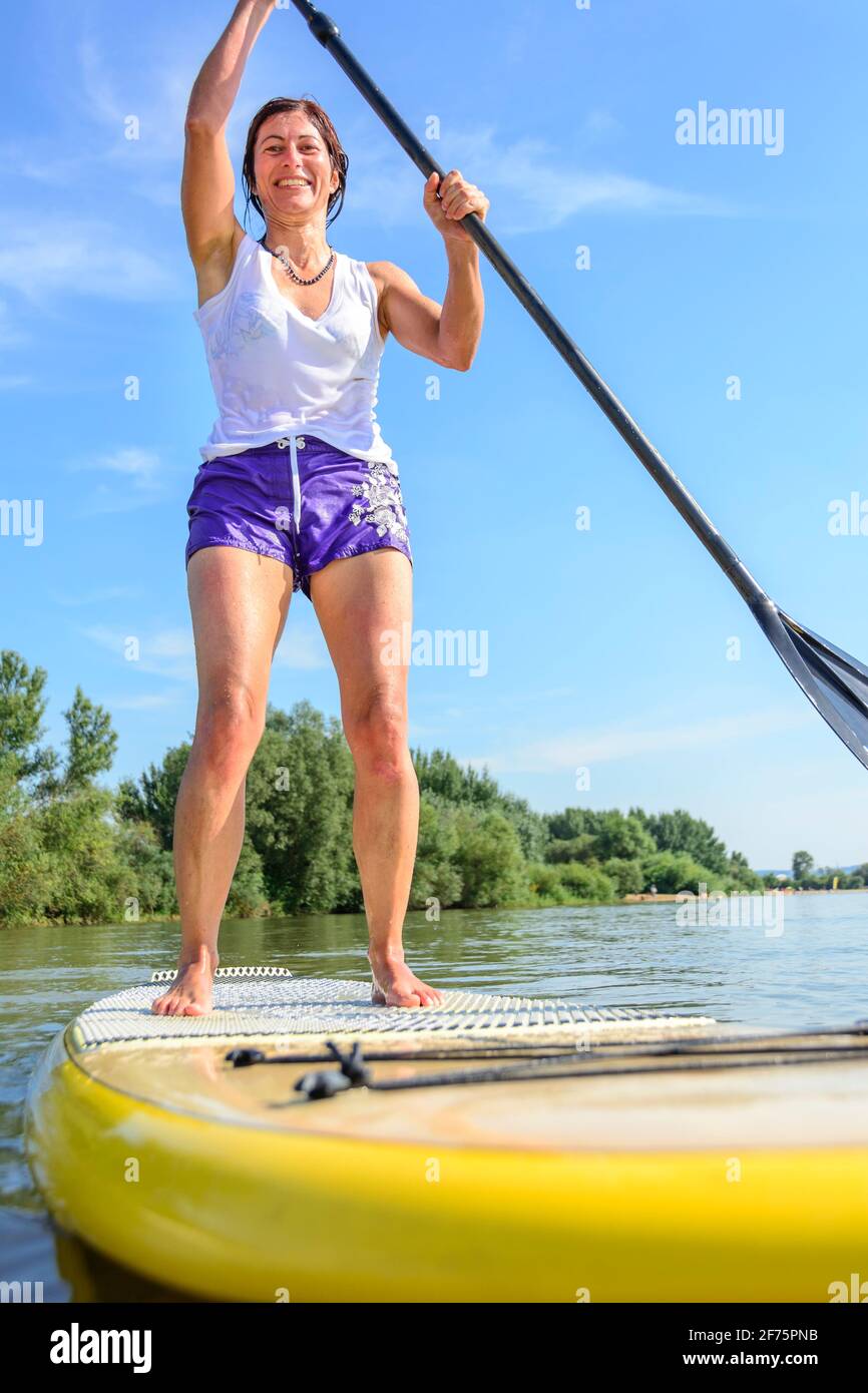 Sportliche Frau, die Spaß am SUP-Board auf dem Altmühlsee Stockfoto
