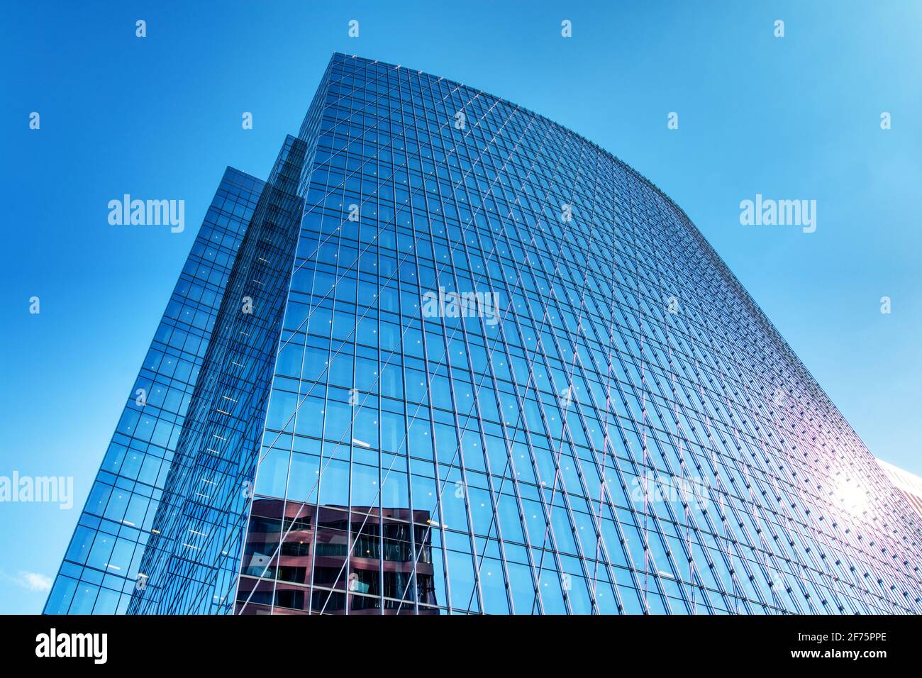 600 die Spiegelglasfassade des Canal Place spiegelt sich rundum wider. Stockfoto