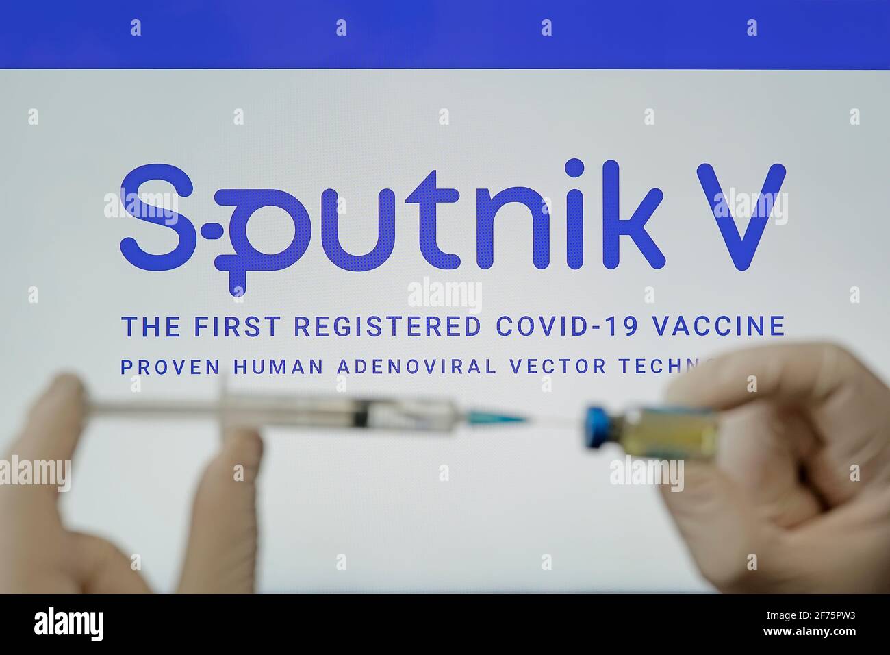Ein Arzt bereitet einen Impfstoff gegen das Coronavirus covid 19 auf dem Hintergrund des Sputnik V-Logos vor. 18. Januar 2021, Barnaul, Russland. Stockfoto