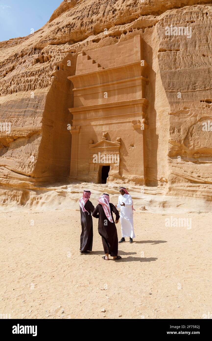 Al Ula, Saudi-Arabien, 19 2020. Februar: Zwei saudische Touristen mit Führer in Jabal Al Banat, einer der größten Gräber in Hegra, die Ski fahren Stockfoto