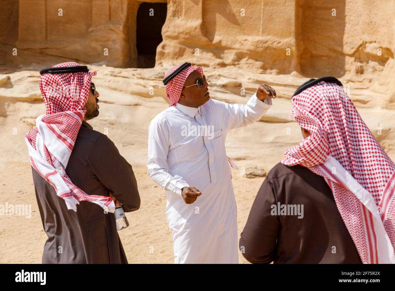 Al Ula, Saudi-Arabien, 19 2020. Februar: Zwei saudische Touristen mit Führer in Jabal Al Banat, einer der größten Gräber in Hegra, die Ski fahren Stockfoto