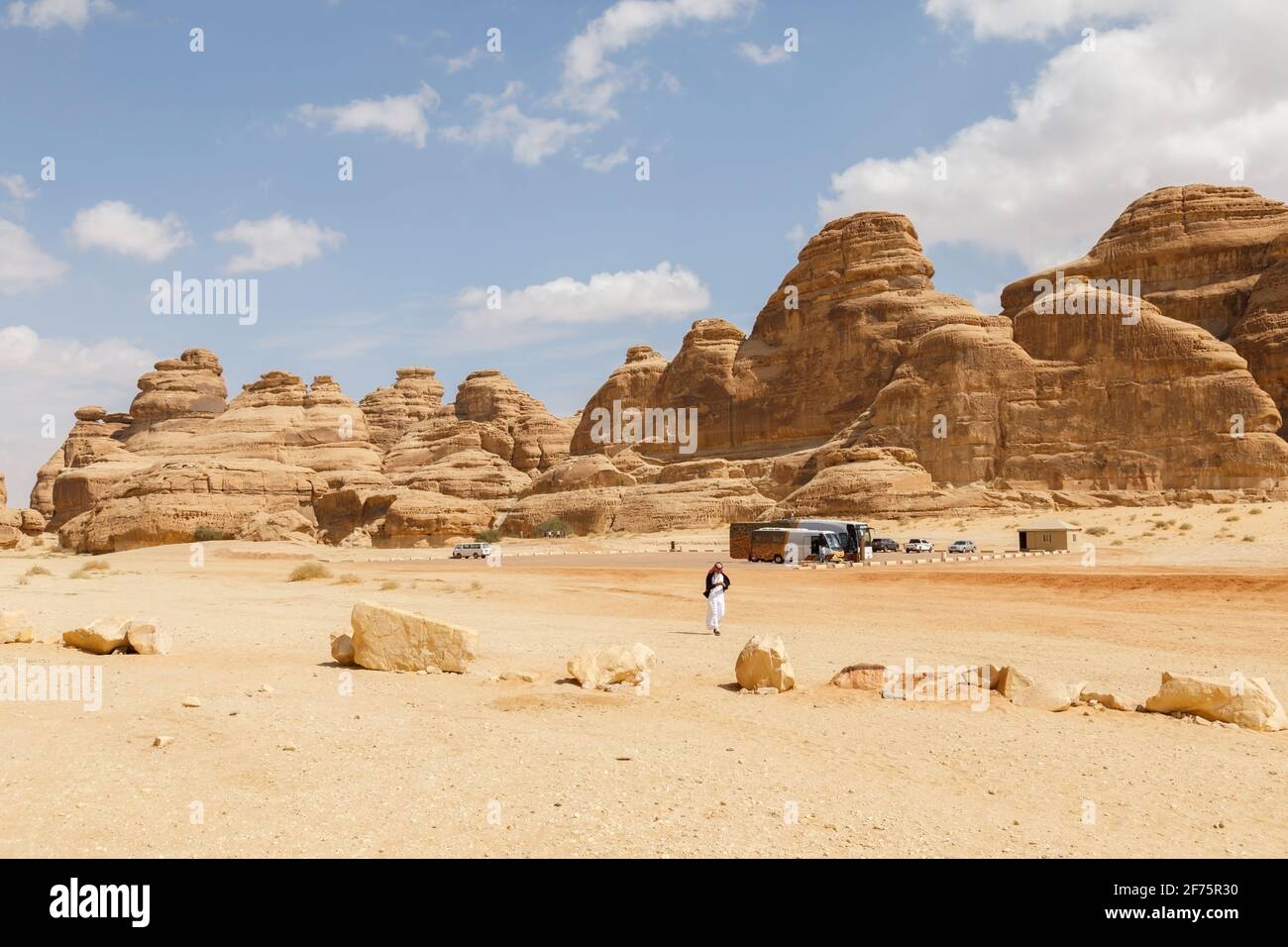 Al Ula, Saudi-Arabien, 19 2020. Februar: Parkplatz von Jabal Al Banat, einer der größten Gräber in Hegra, die kunstvoll Fakad geschnitzt haben Stockfoto