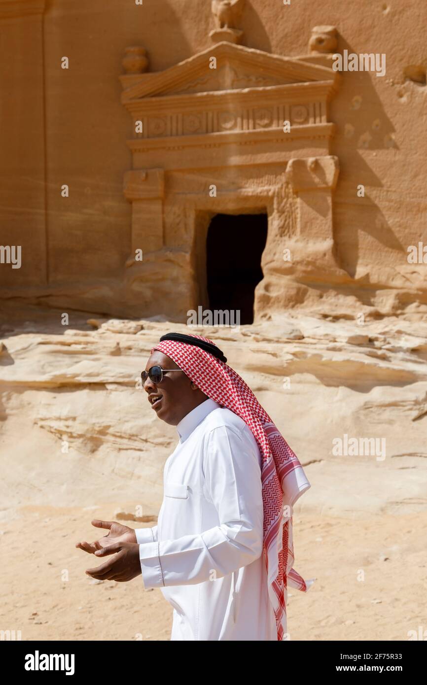 Al Ula, Saudi-Arabien, Februar 19 2020: Ein Saudi-arabischer Reiseführer erklärt interessante Fakten über die Gräber von Jabal Al Banat, KSA Stockfoto