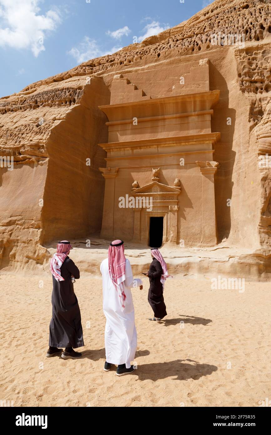 Al Ula, Saudi-Arabien, 19 2020. Februar: Zwei saudische Touristen mit Führer in Jabal Al Banat, einer der größten Gräber in Hegra, die Ski fahren Stockfoto