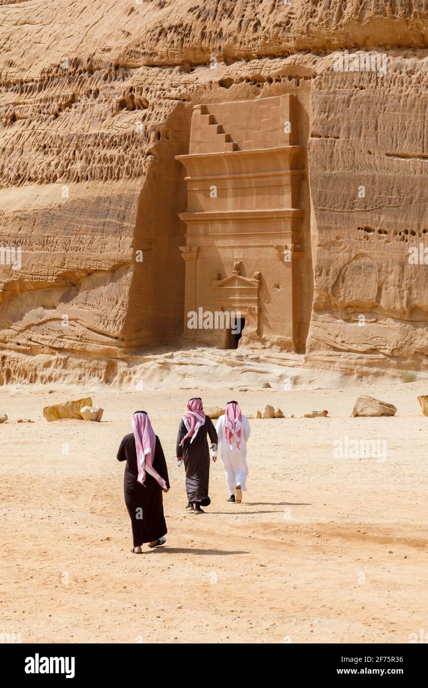 Al Ula, Saudi-Arabien, 19 2020. Februar: Zwei saudische Touristen mit Führer in Jabal Al Banat, einer der größten Gräber in Hegra, die Ski fahren Stockfoto